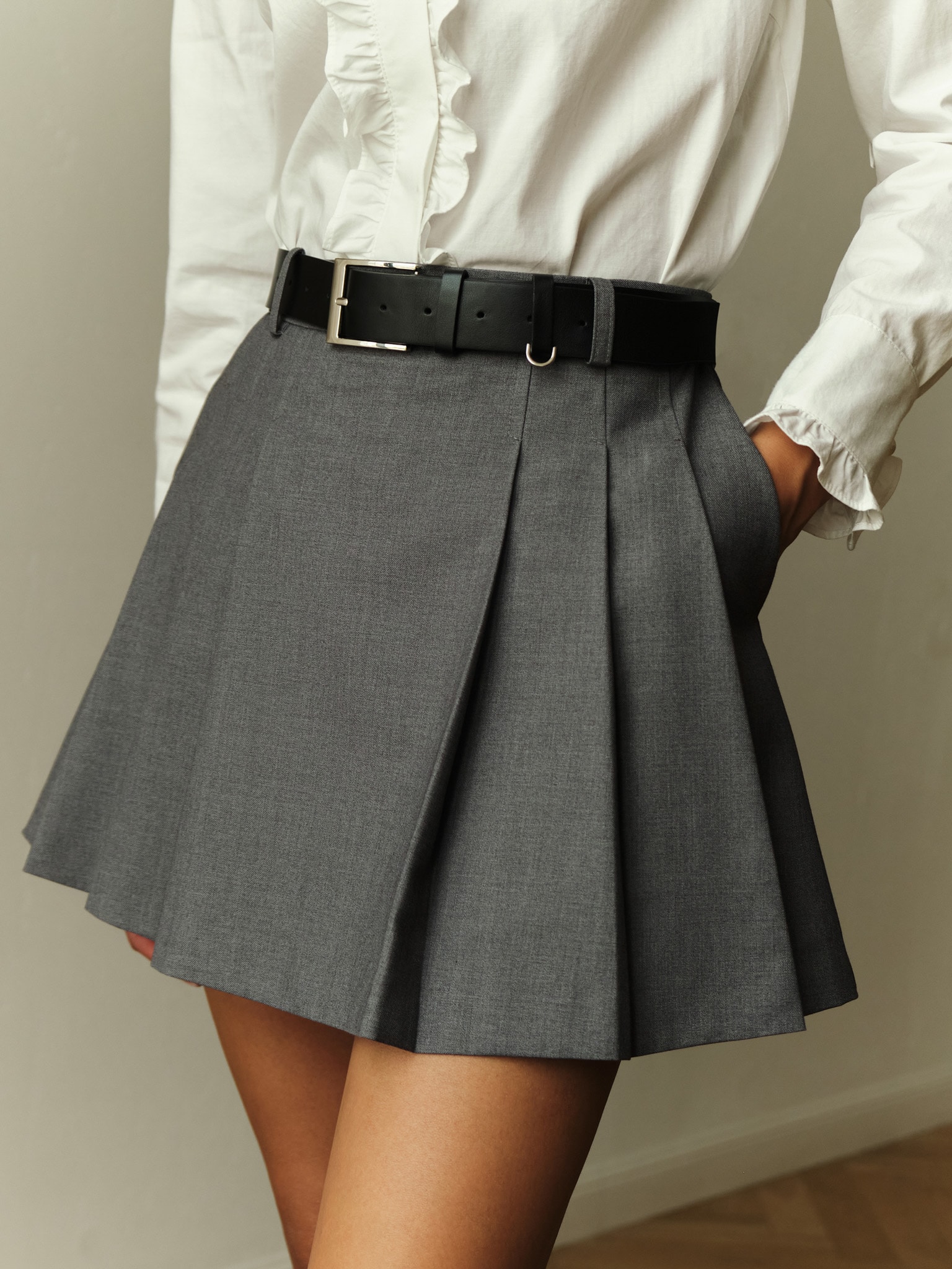 Mini skirt with large pleats on the sides and a belt