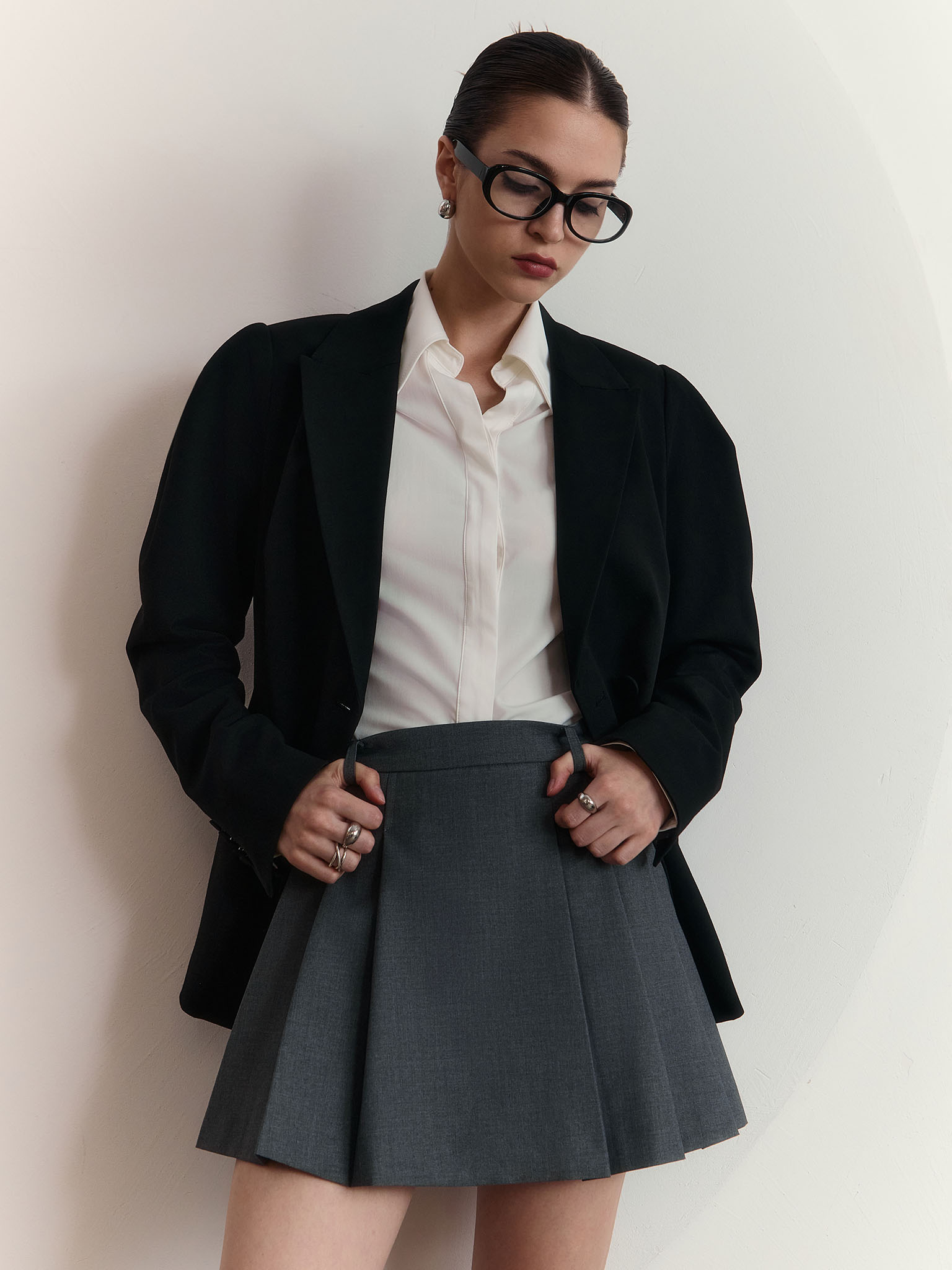 Mini skirt with large pleats on the sides and a belt