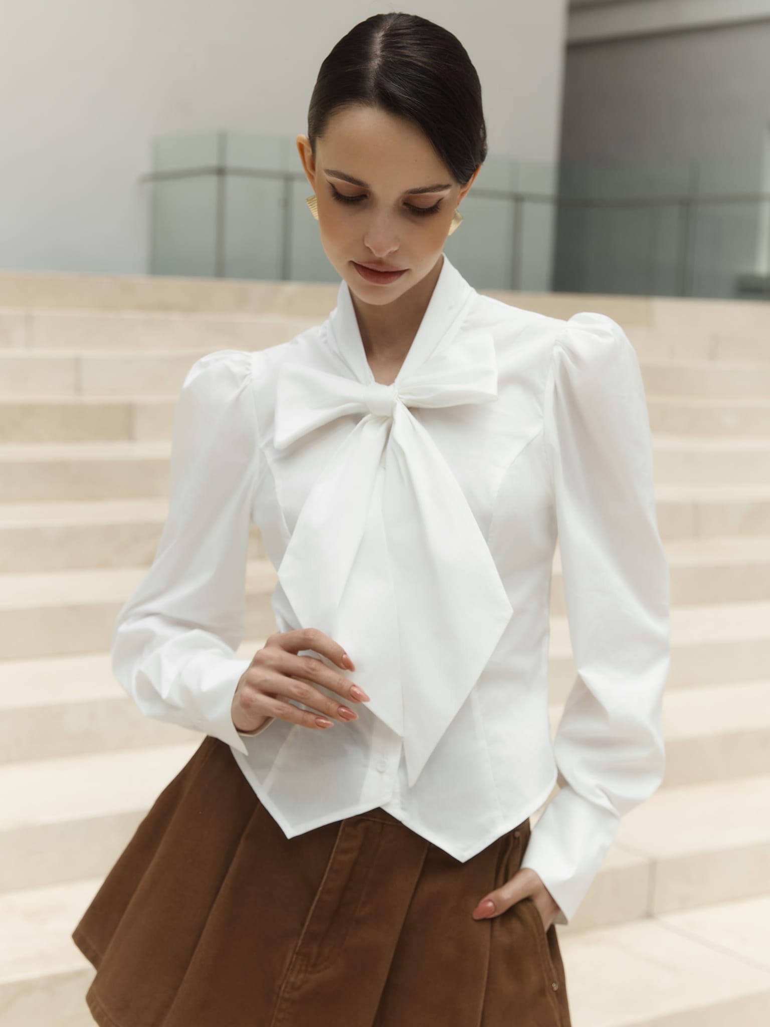 Dopasowana bluzka z kokardą przy kołnierzu