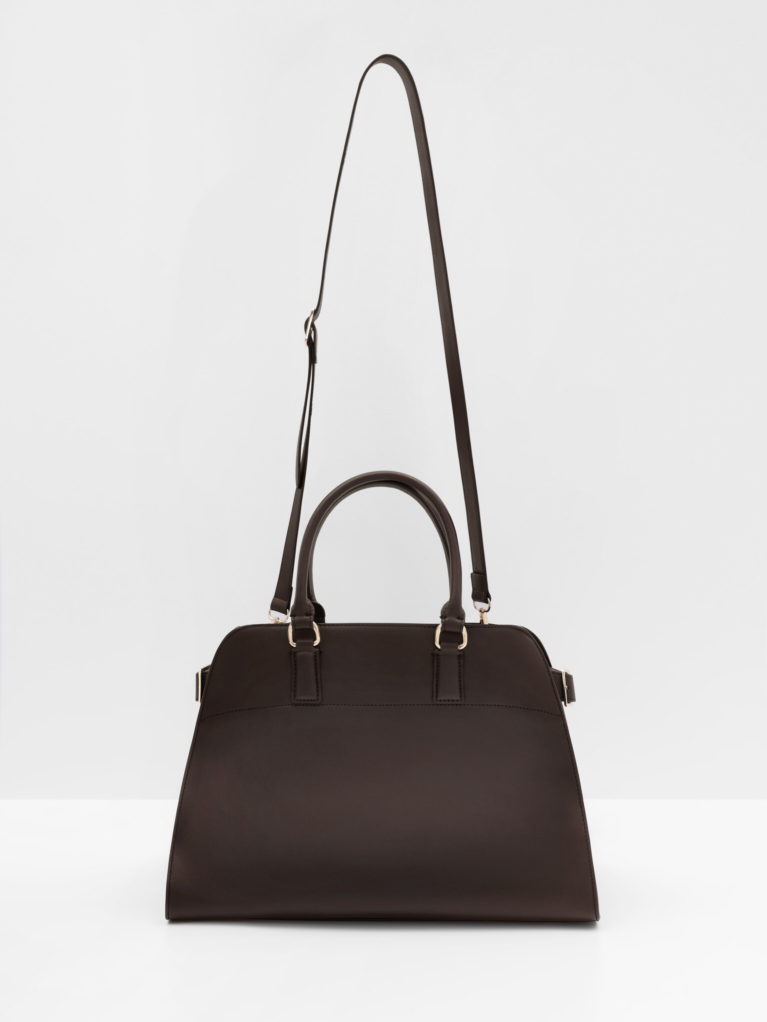 Трапециевидная сумка жесткой формы с ремешками по бокам