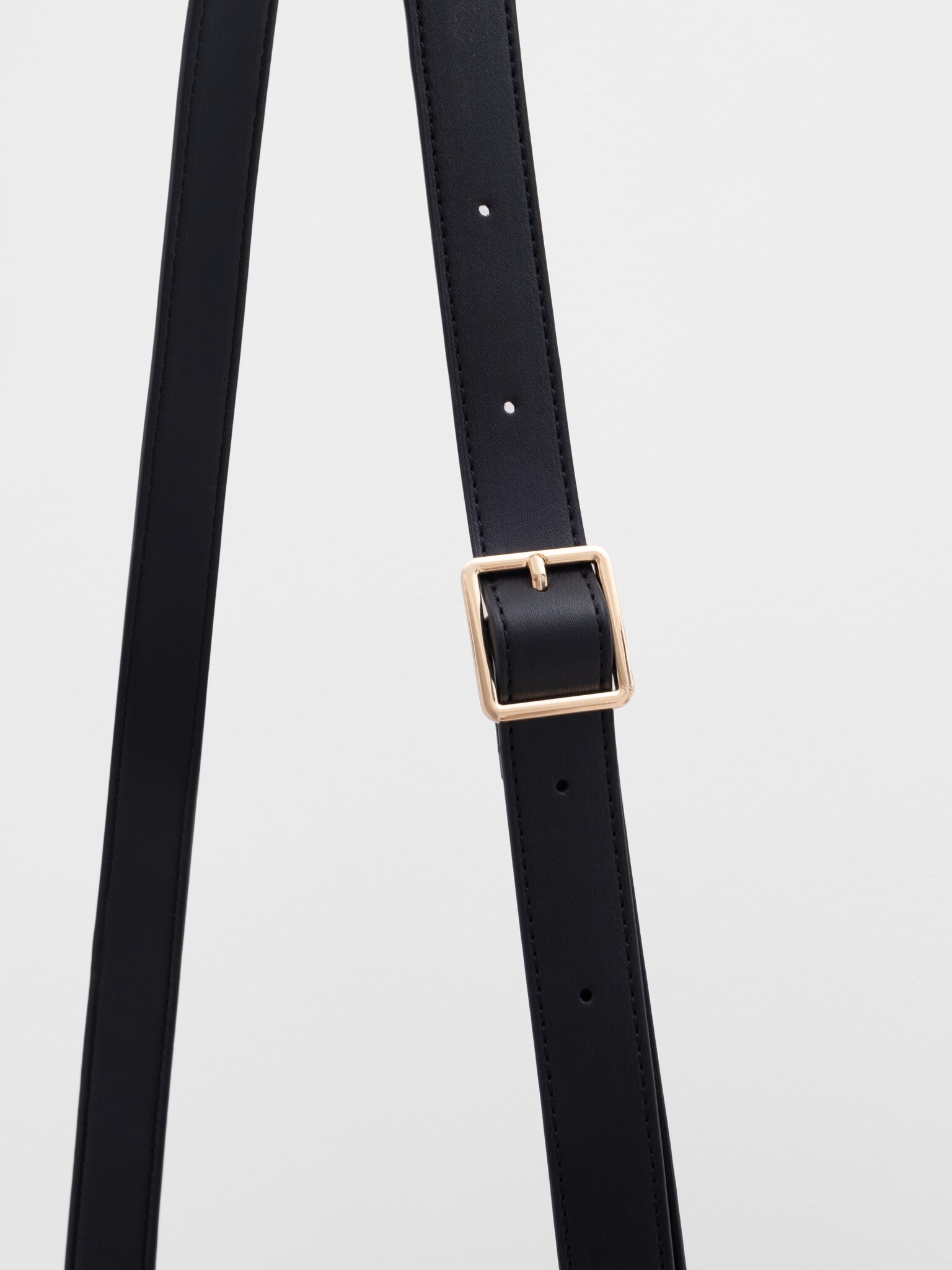 Трапециевидная сумка жесткой формы с ремешками по бокам