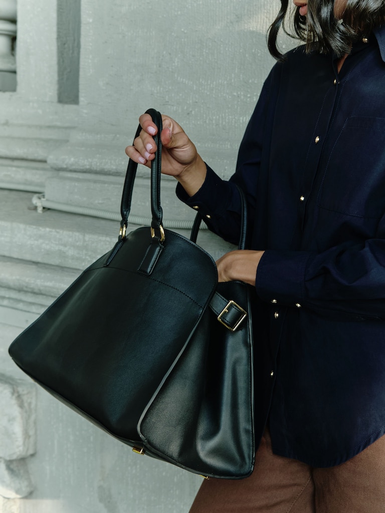 Трапециевидная сумка жесткой формы с ремешками по бокам