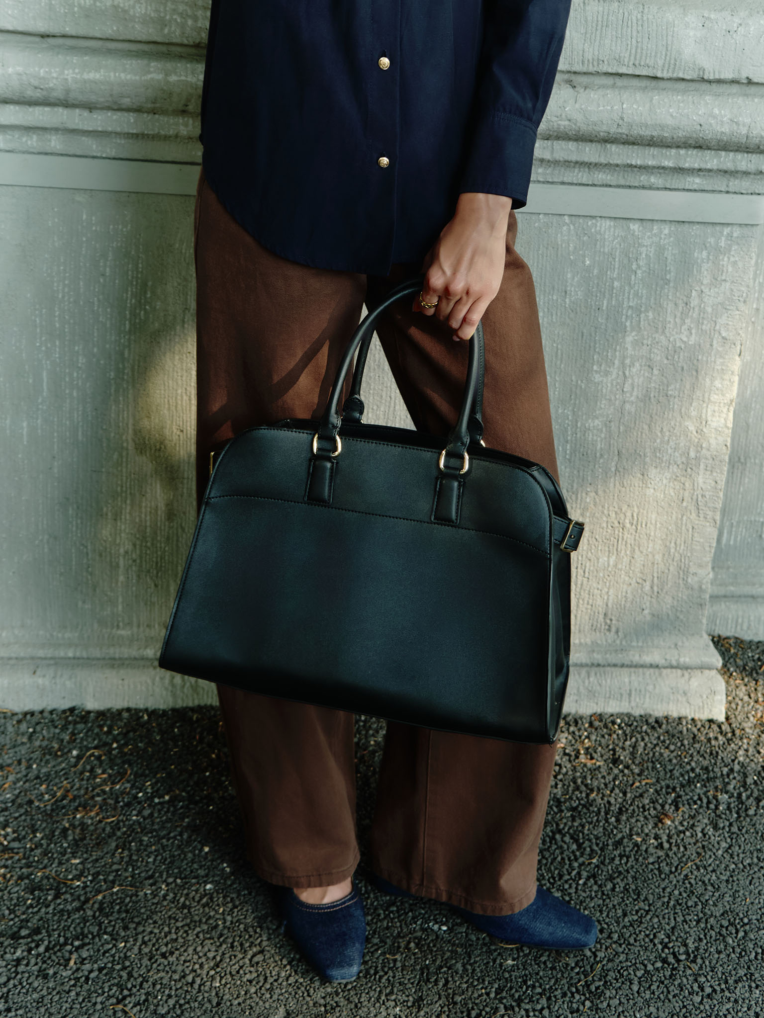 Трапециевидная сумка жесткой формы с ремешками по бокам