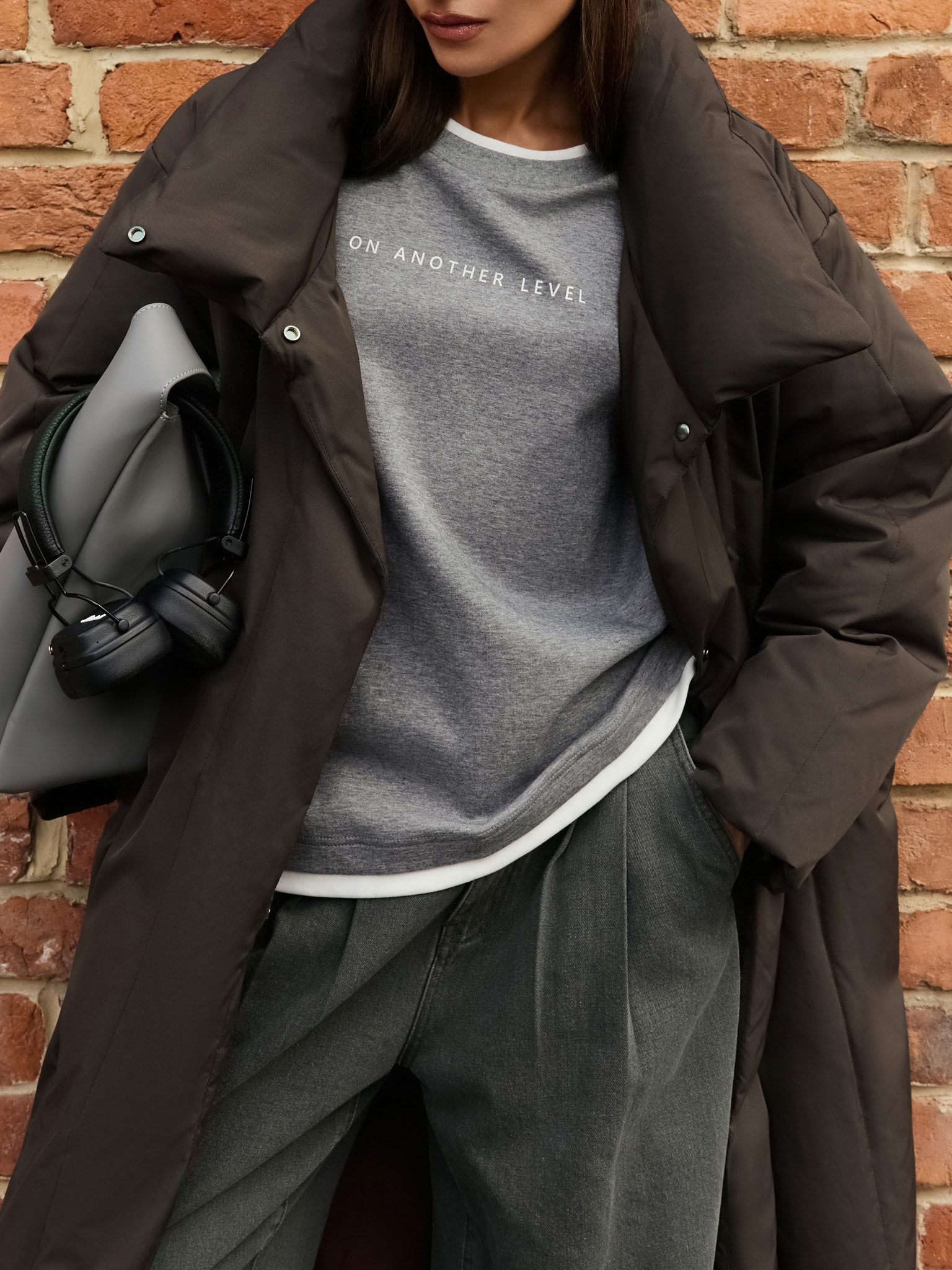 Пуховик макси с высоким воротником и ремнем из кожи