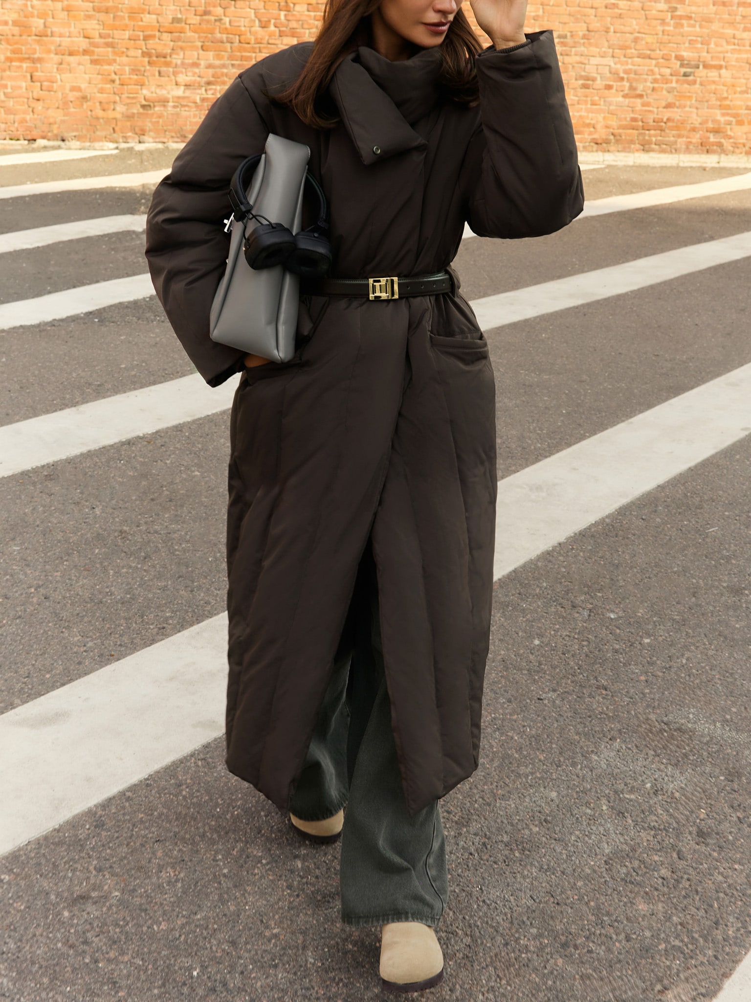 Пуховик макси с высоким воротником и ремнем из кожи