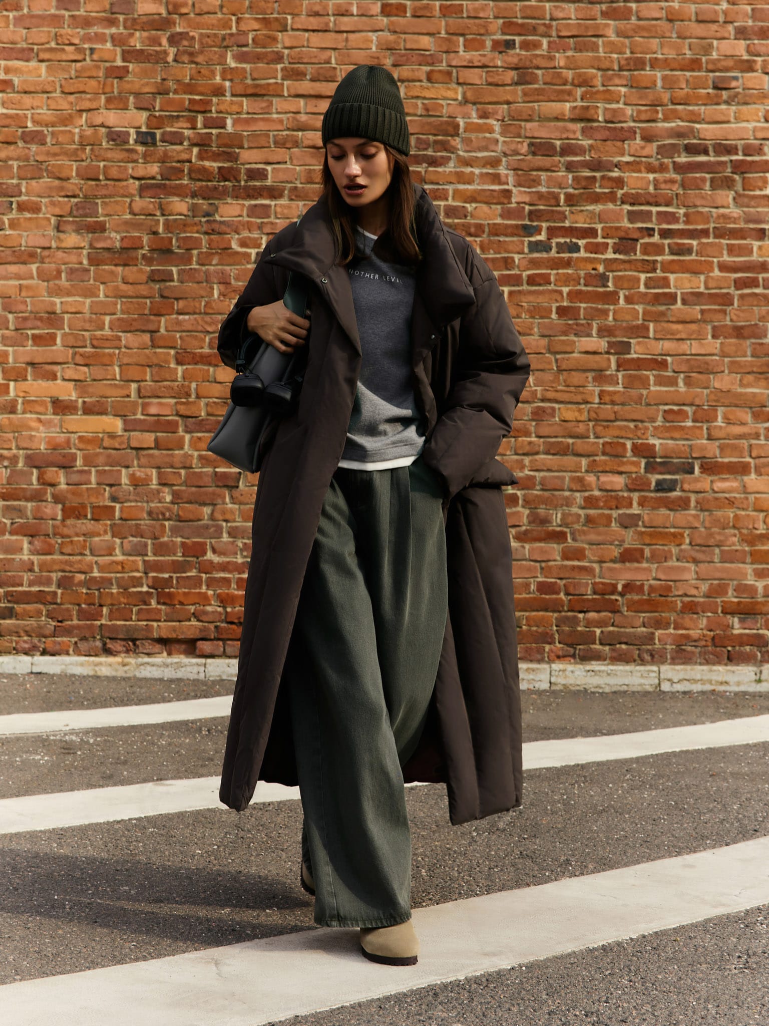 Пуховик макси с высоким воротником и ремнем из кожи