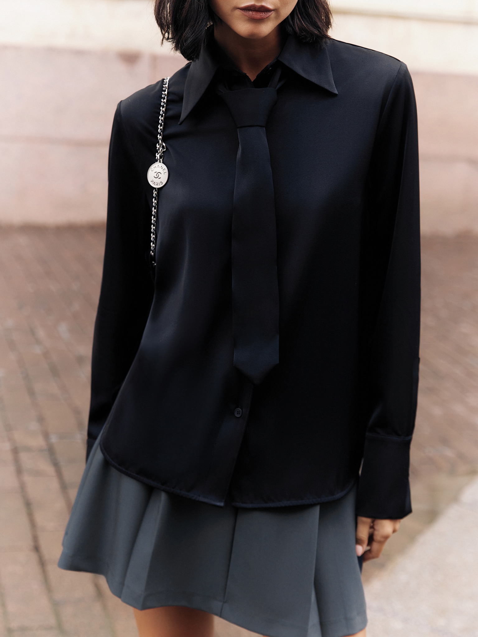 Luźna koszula z krawatem ton w ton