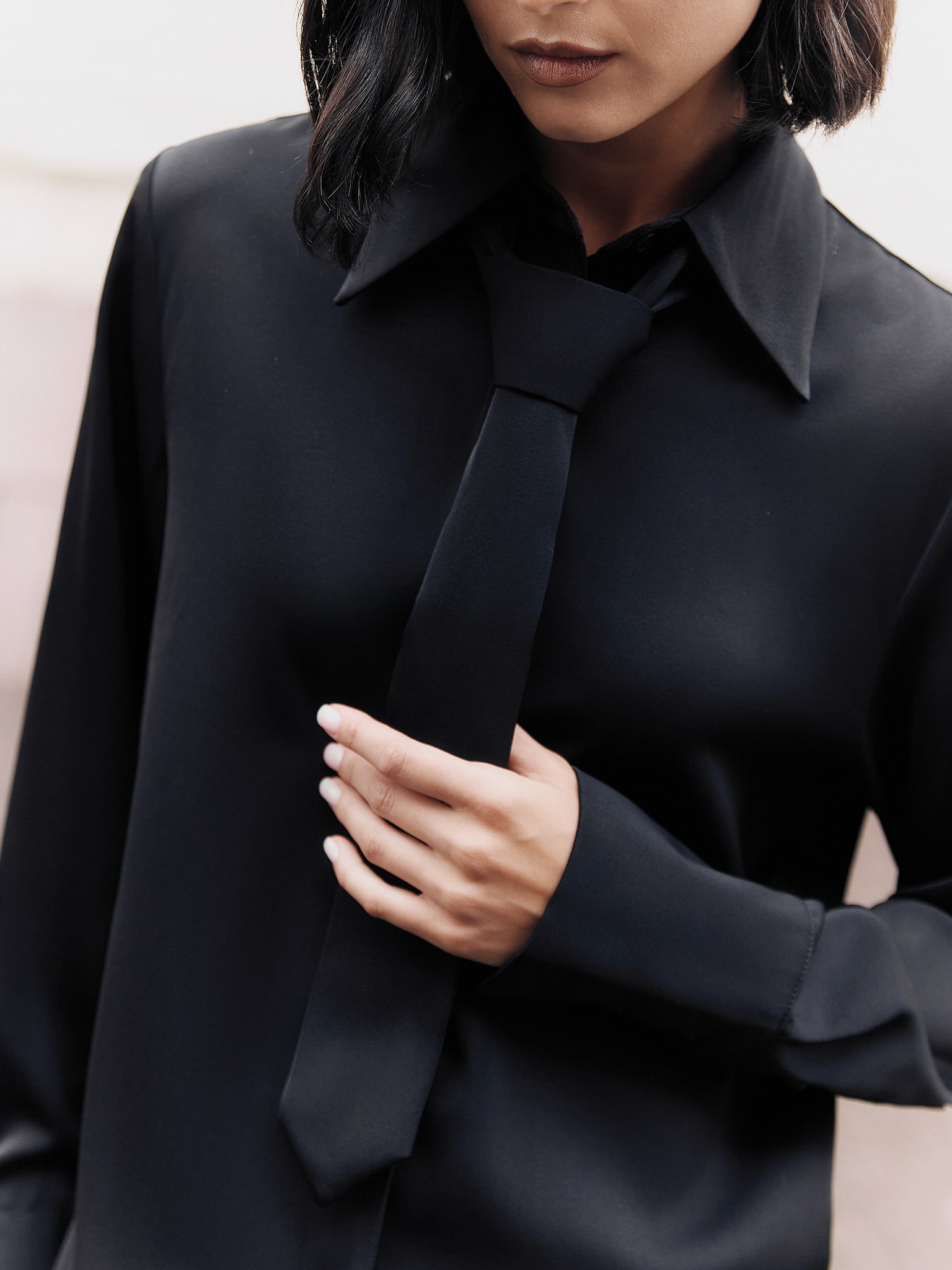 Luźna koszula z krawatem ton w ton