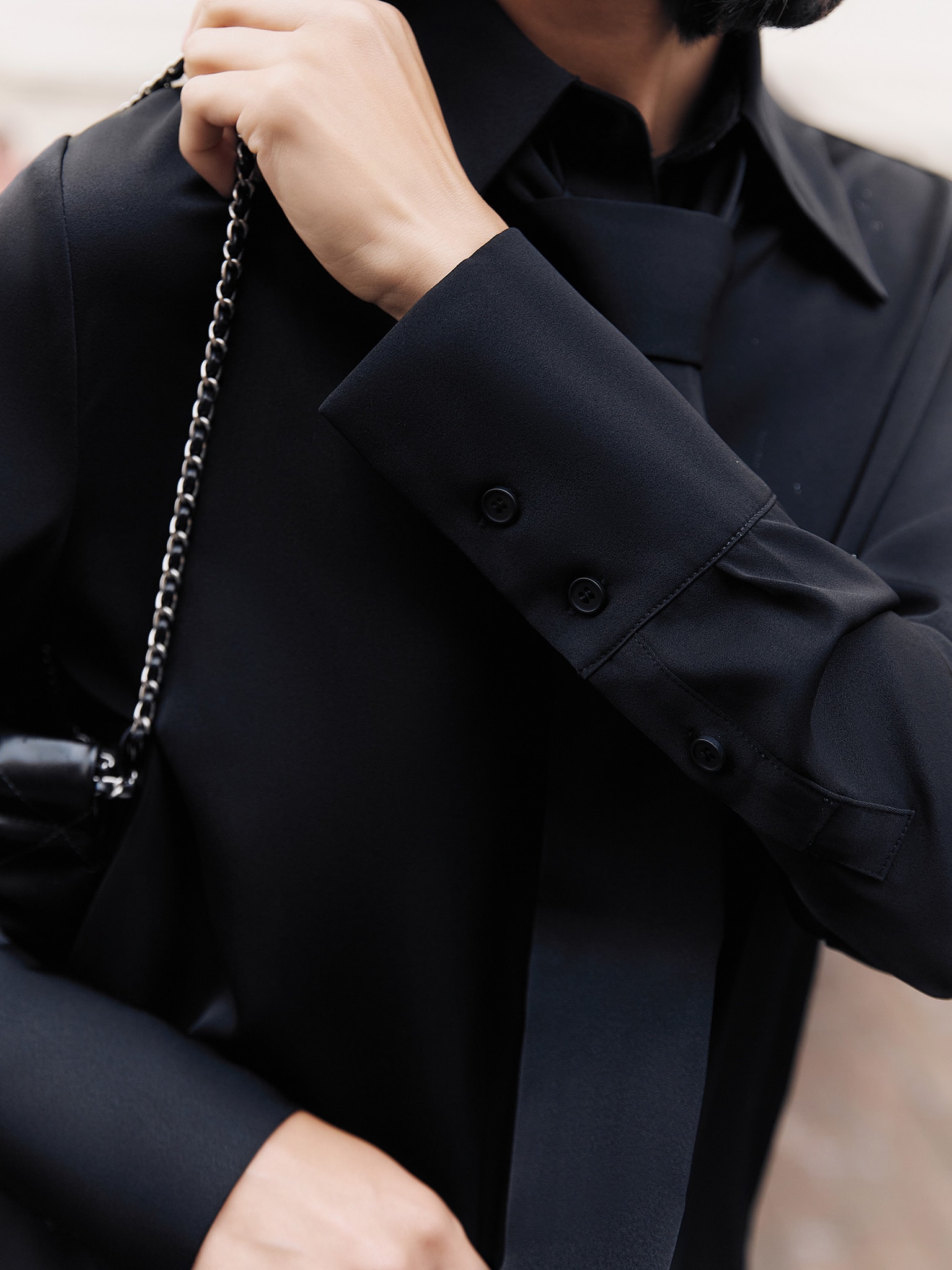 Luźna koszula z krawatem ton w ton