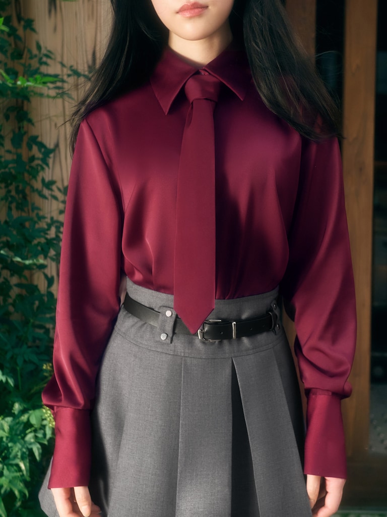 Loose shirt with matching tie