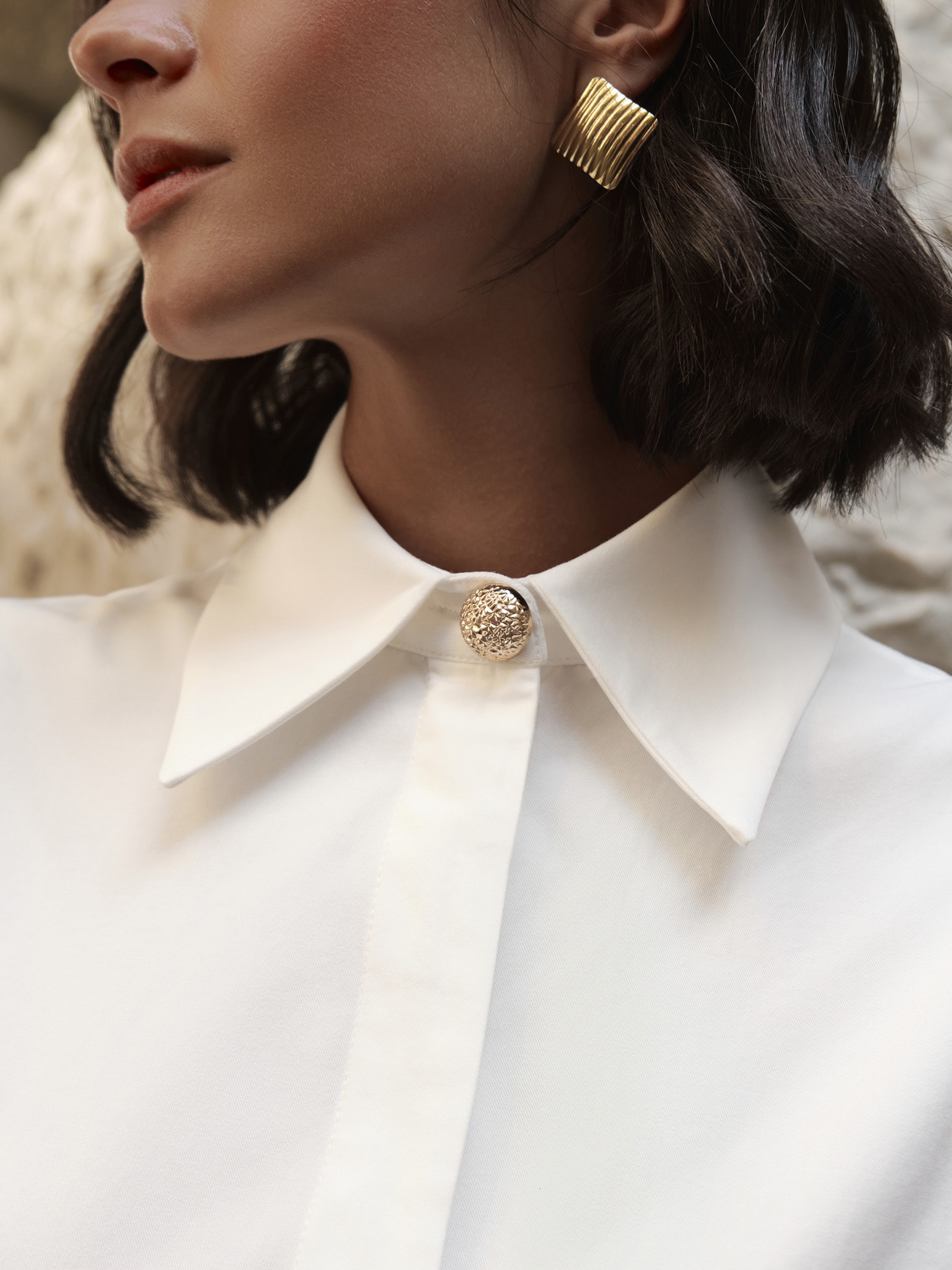 Приталенная рубашка с прострочкой по бокам и акцентными пуговицами