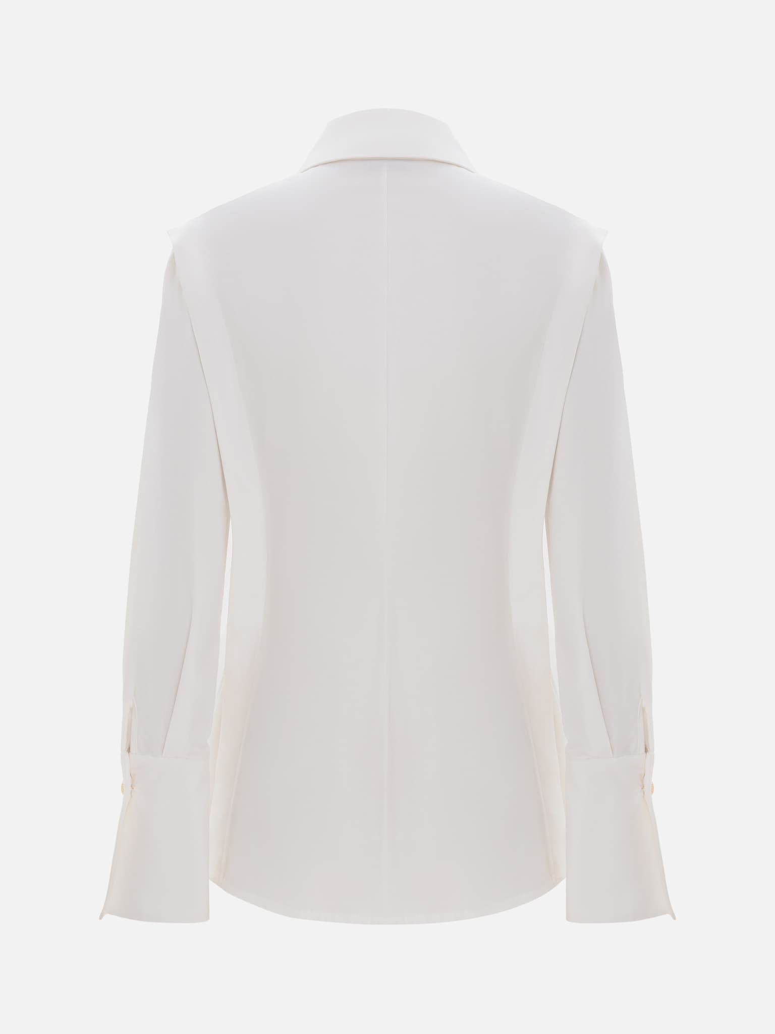 Приталенная рубашка с прострочкой по бокам и акцентными пуговицами