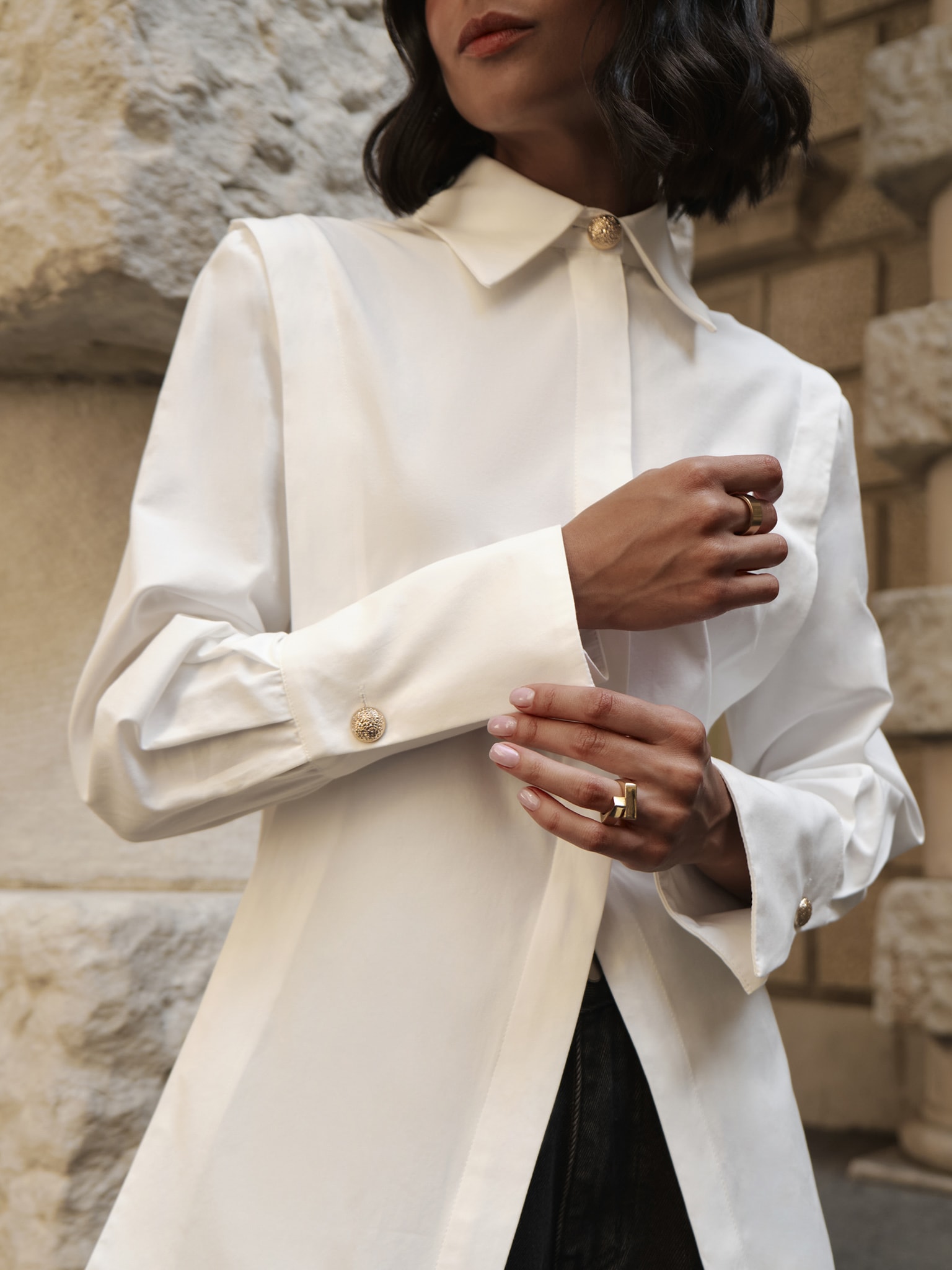 Приталенная рубашка с прострочкой по бокам и акцентными пуговицами