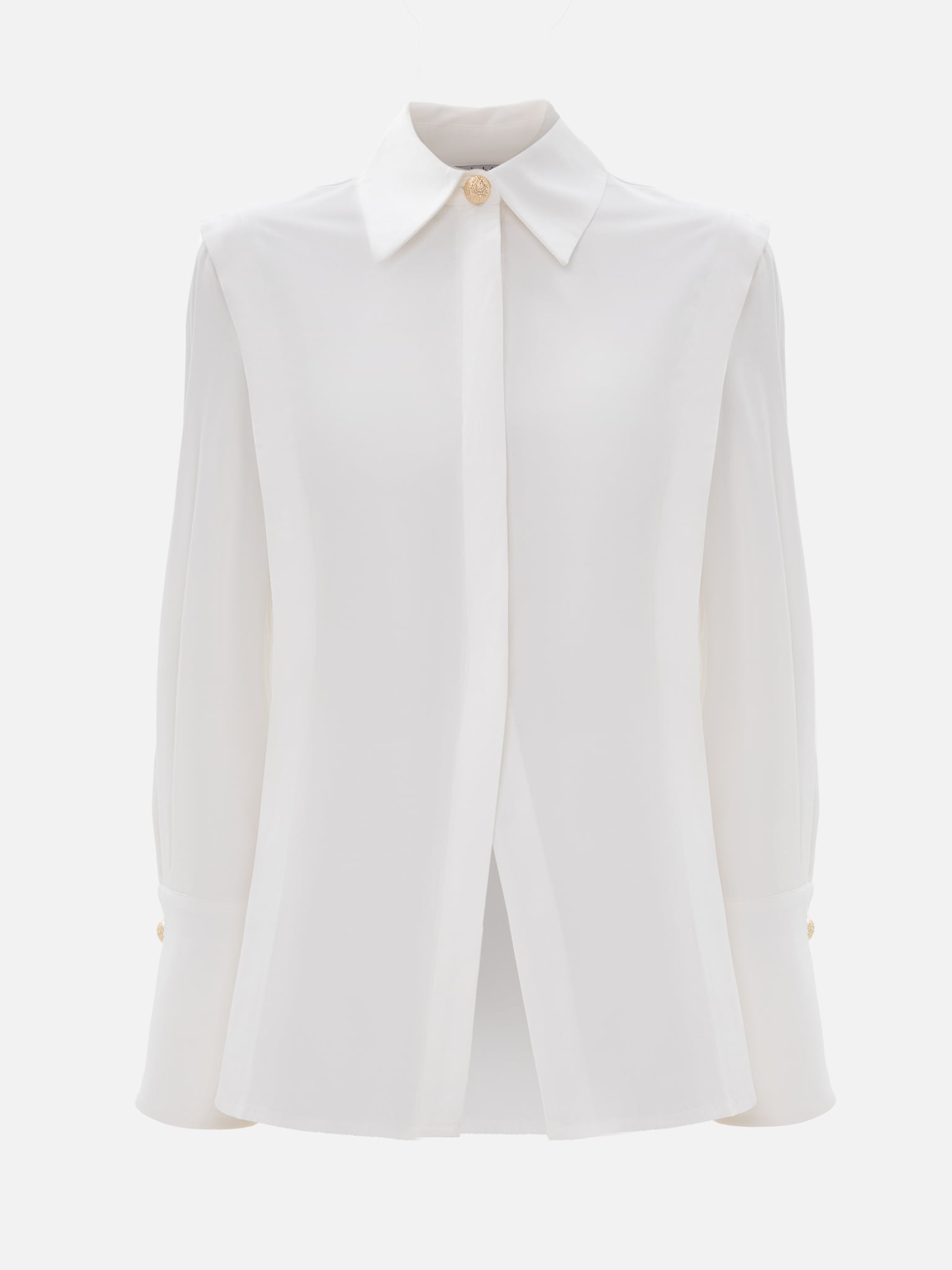 Приталенная рубашка с прострочкой по бокам и акцентными пуговицами