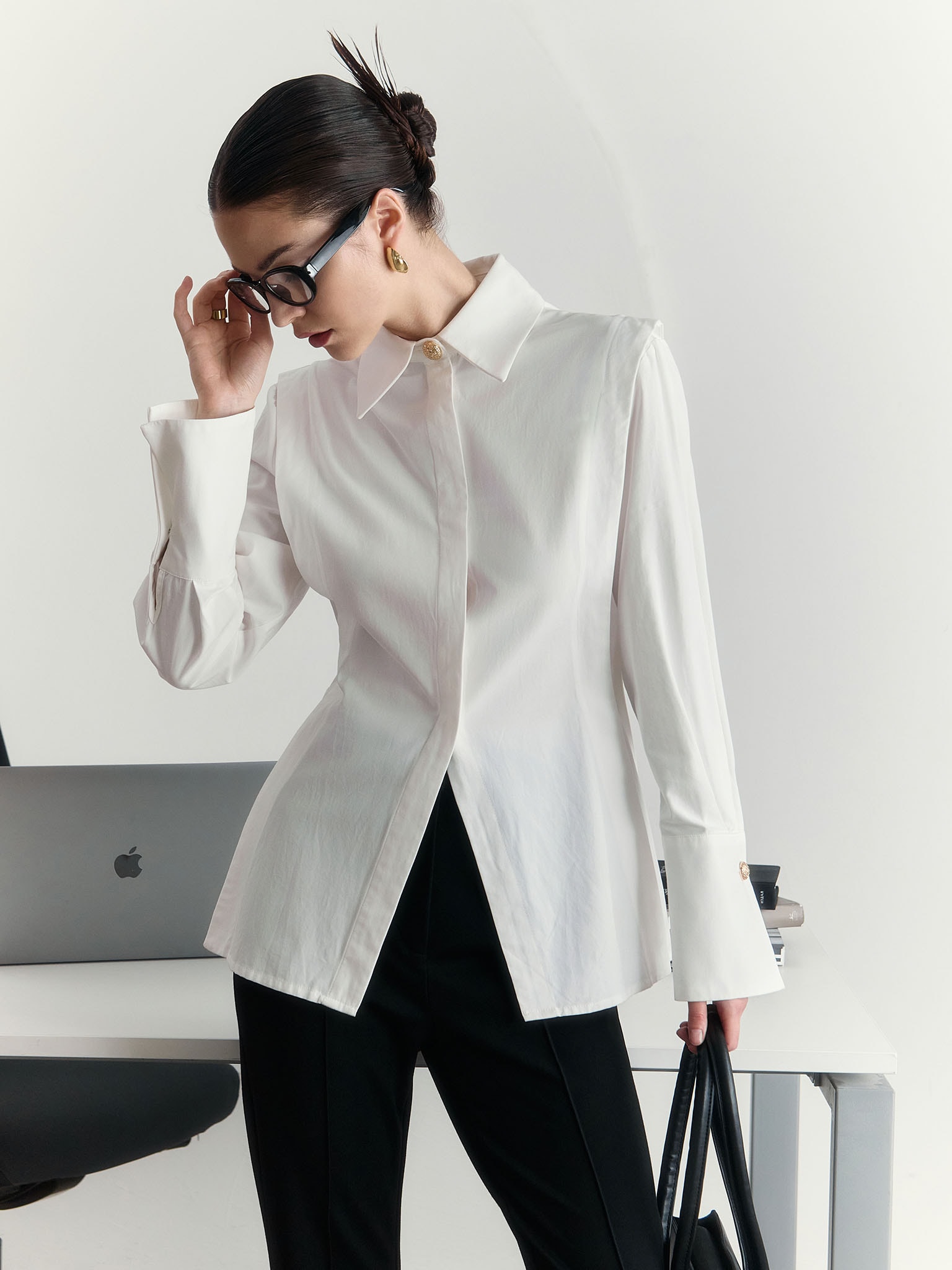 Приталенная рубашка с прострочкой по бокам и акцентными пуговицами