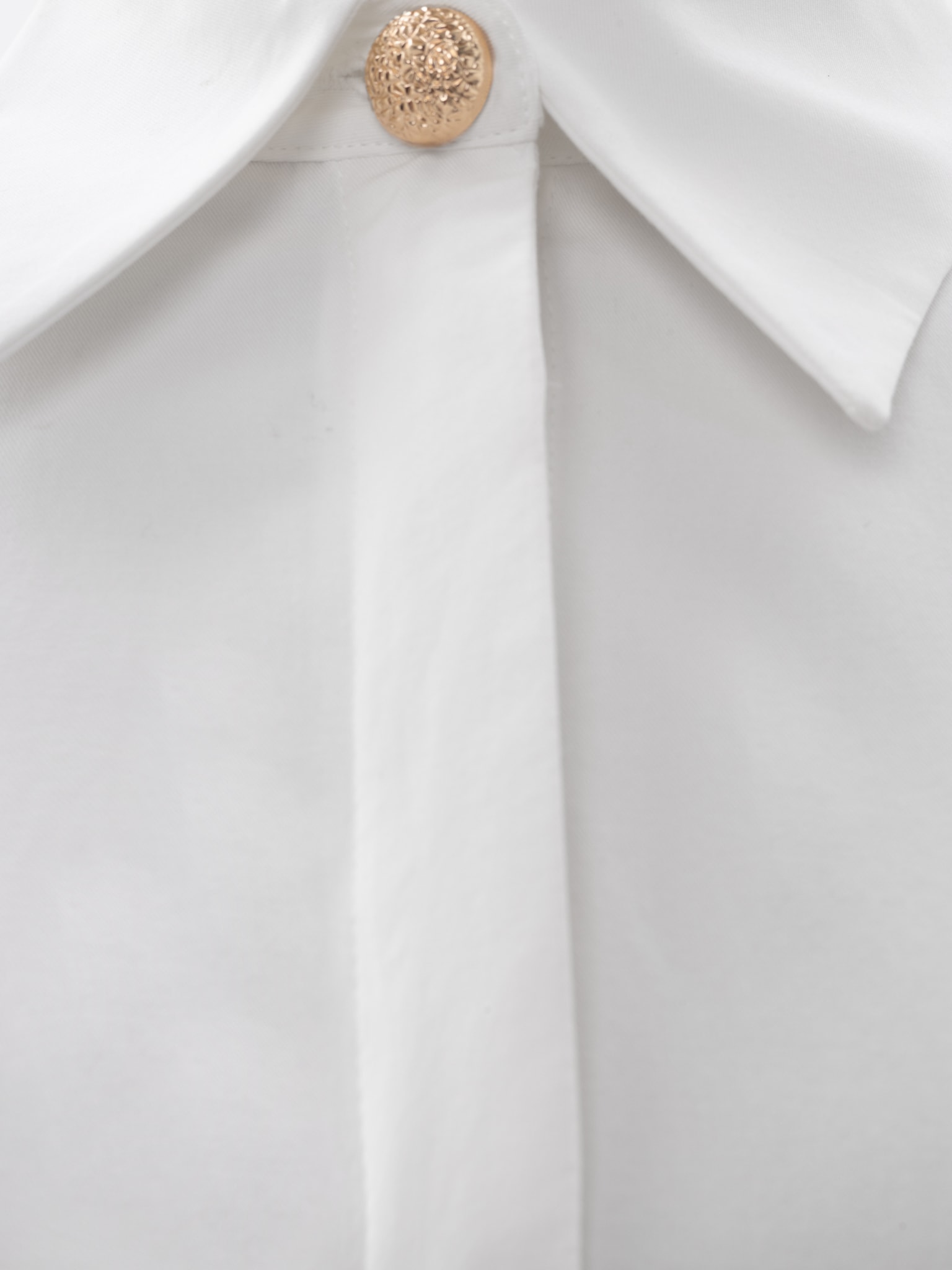 Приталенная рубашка с прострочкой по бокам и акцентными пуговицами