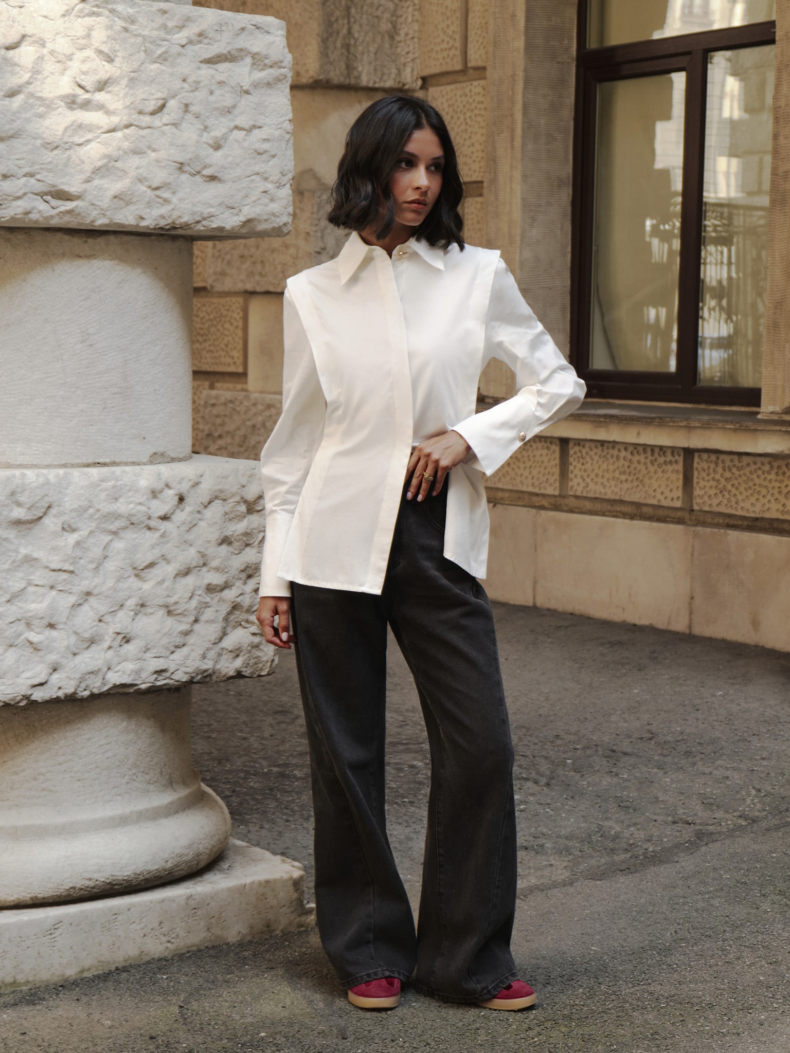 Приталенная рубашка с прострочкой по бокам и акцентными пуговицами