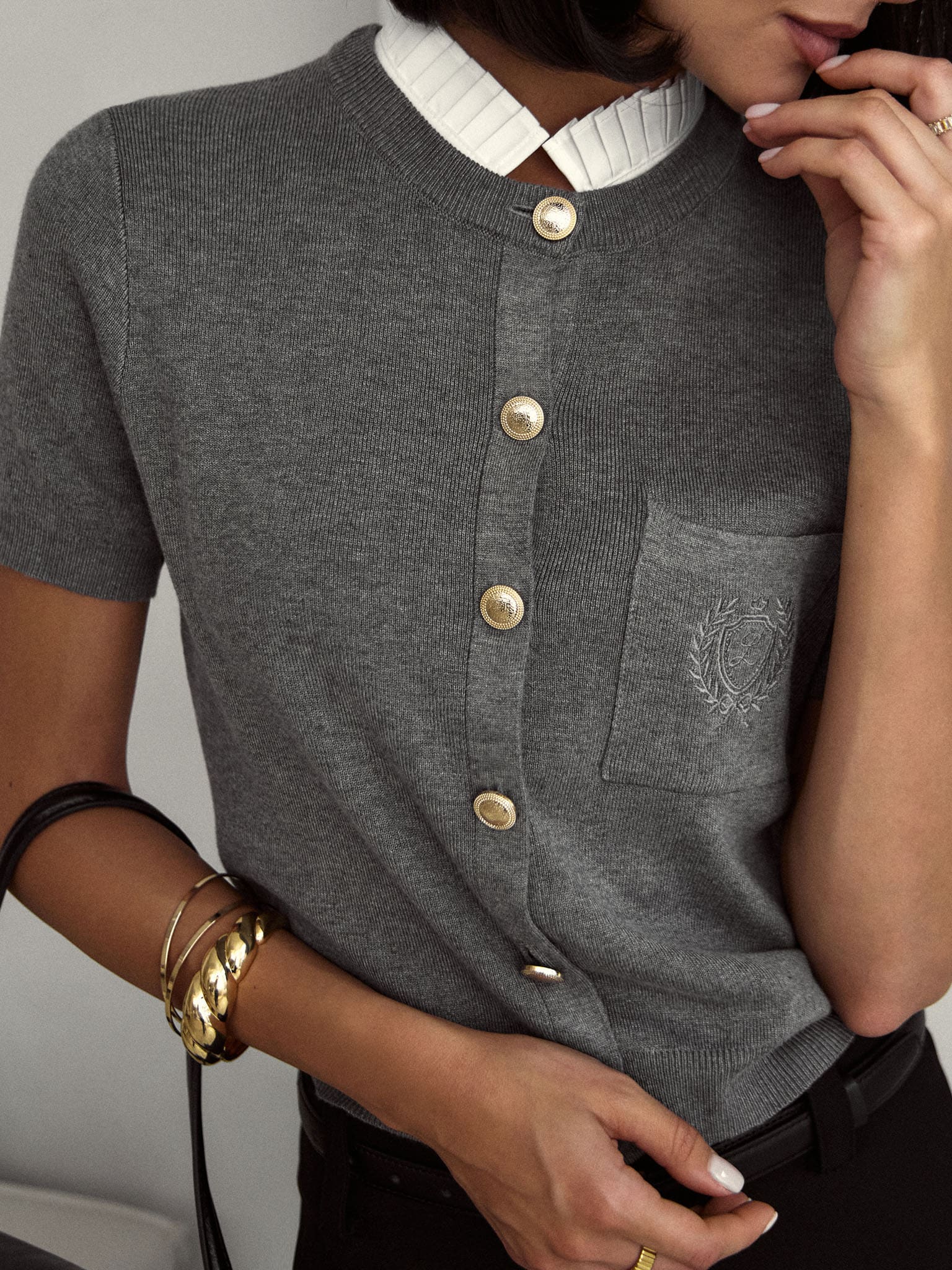 Strickjacke mit plissiertem Kragen und Stickerei