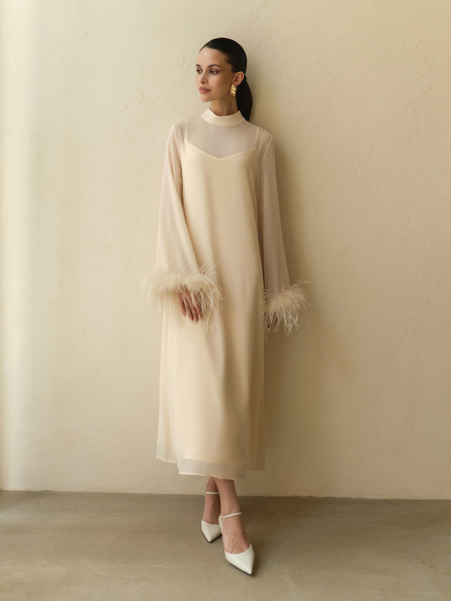 Prosta sukienka midi z piórami na mankietach