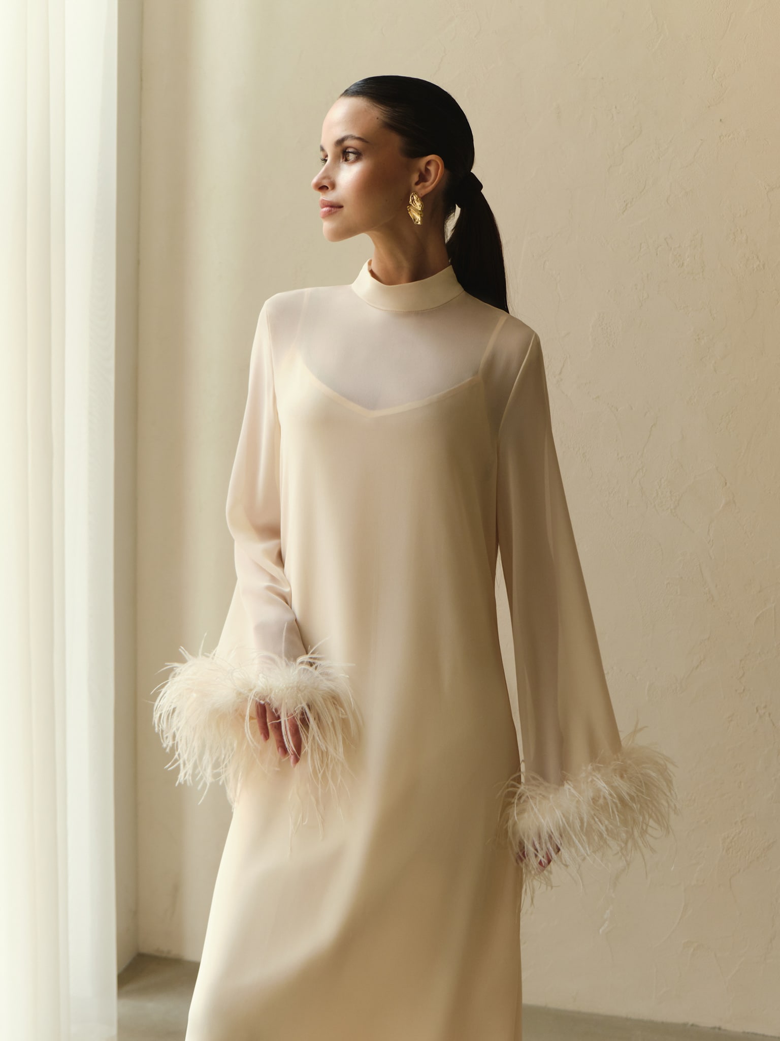 Robe midi droite avec plumes aux poignets LICHI Online fashion store