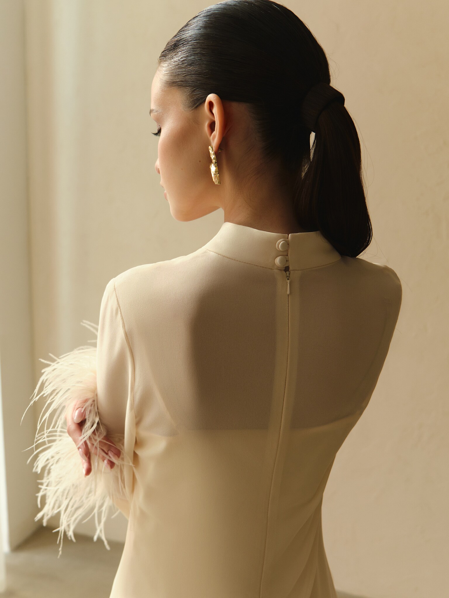 Prosta sukienka midi z piórami na mankietach