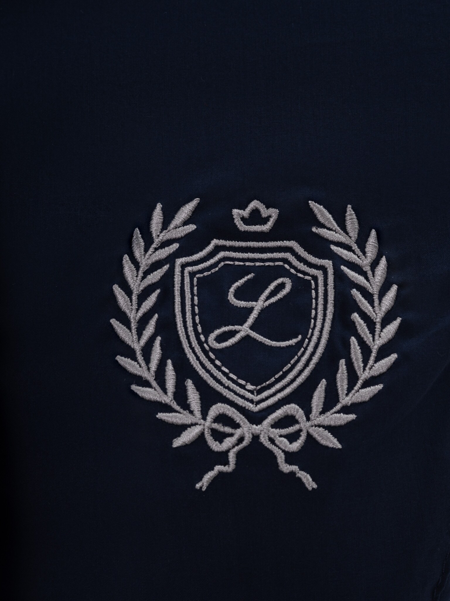 Приталенная рубашка с вышитой монограммой и галстуком