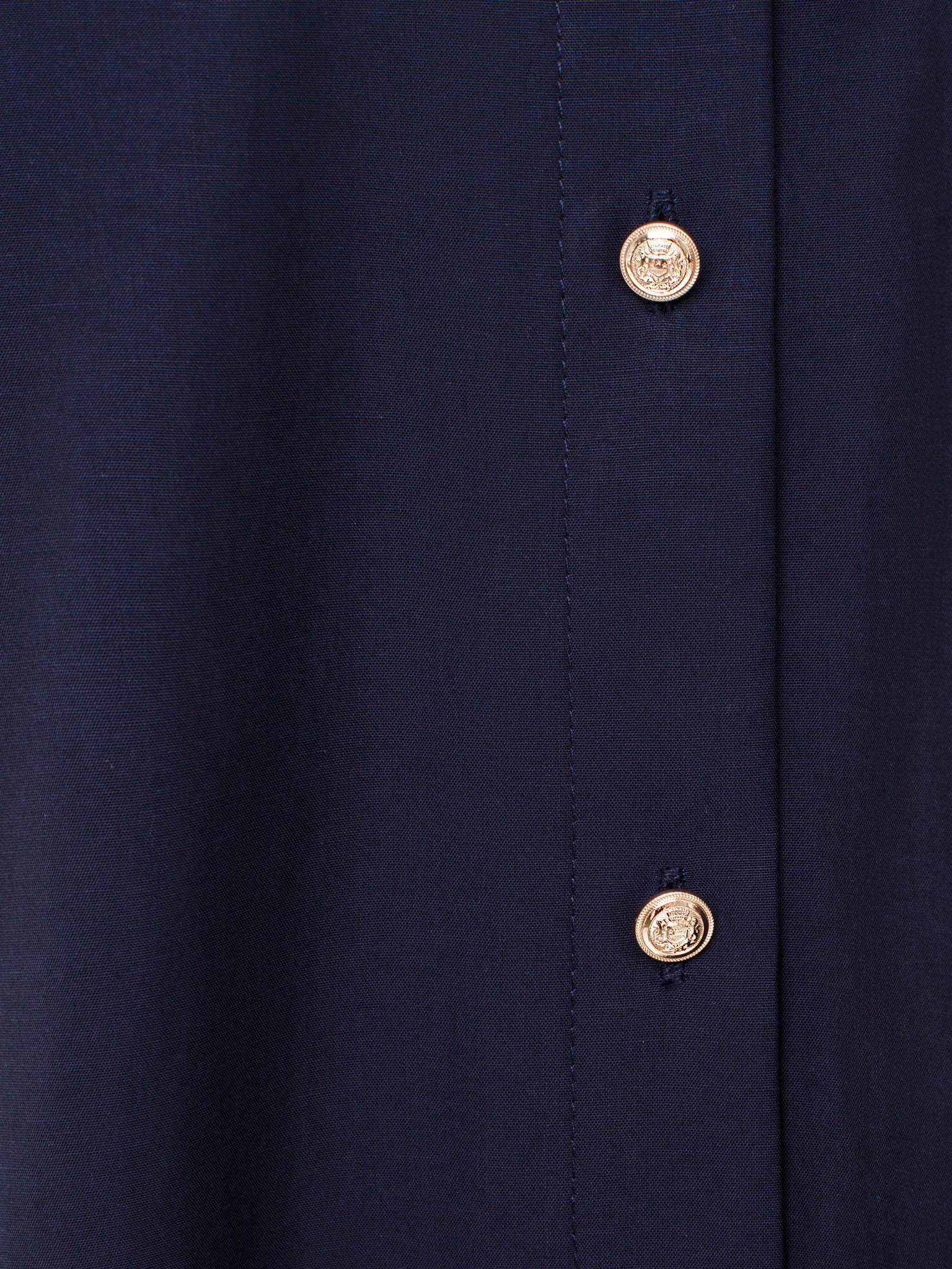 Loose shirt with accent buttons