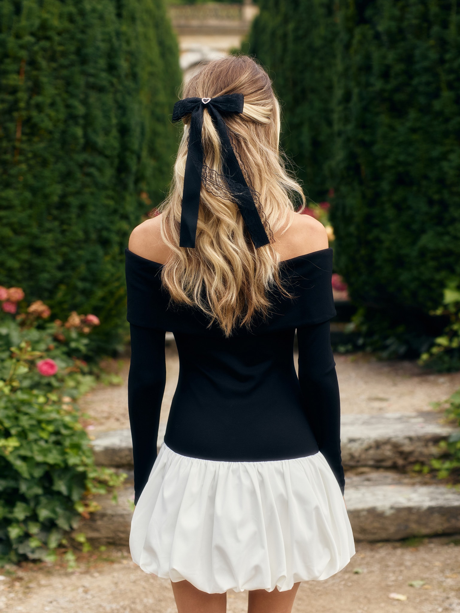 Платье мини с открытыми плечами и юбкой баллон