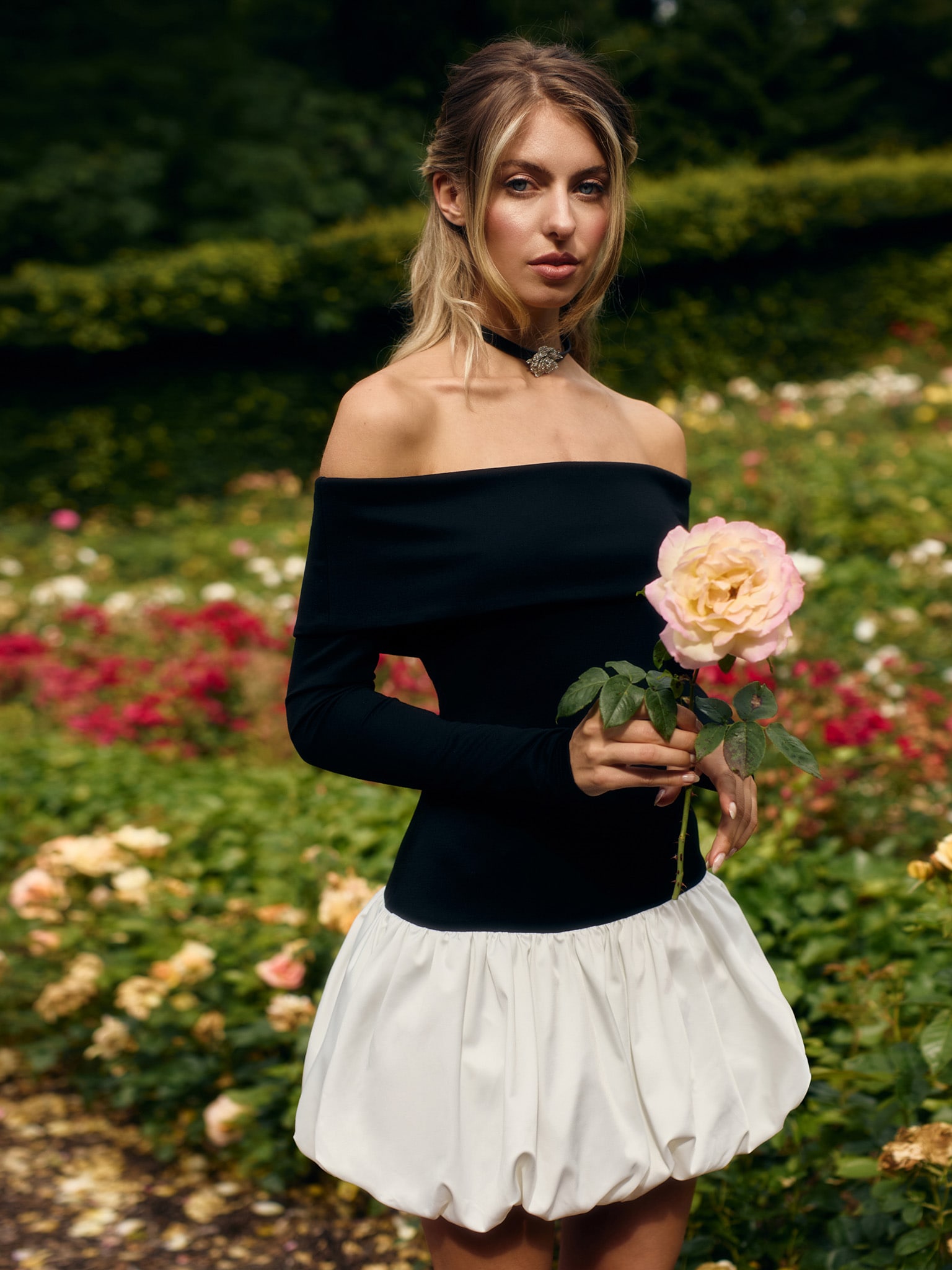 Платье мини с открытыми плечами и юбкой баллон