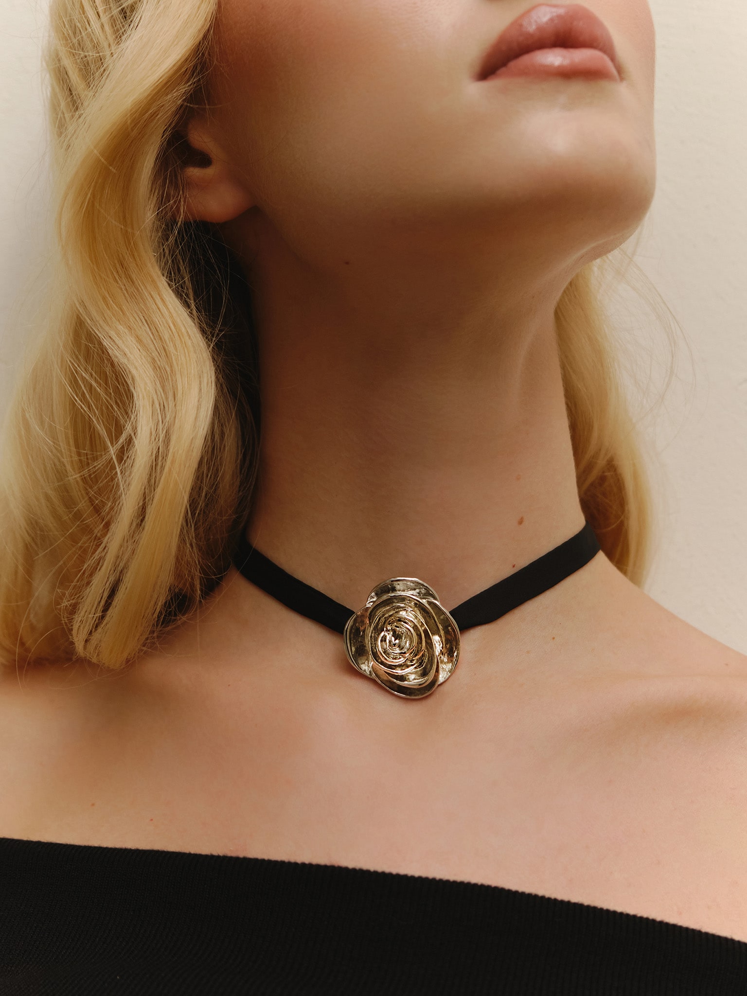Ribbon choker with metal flower
