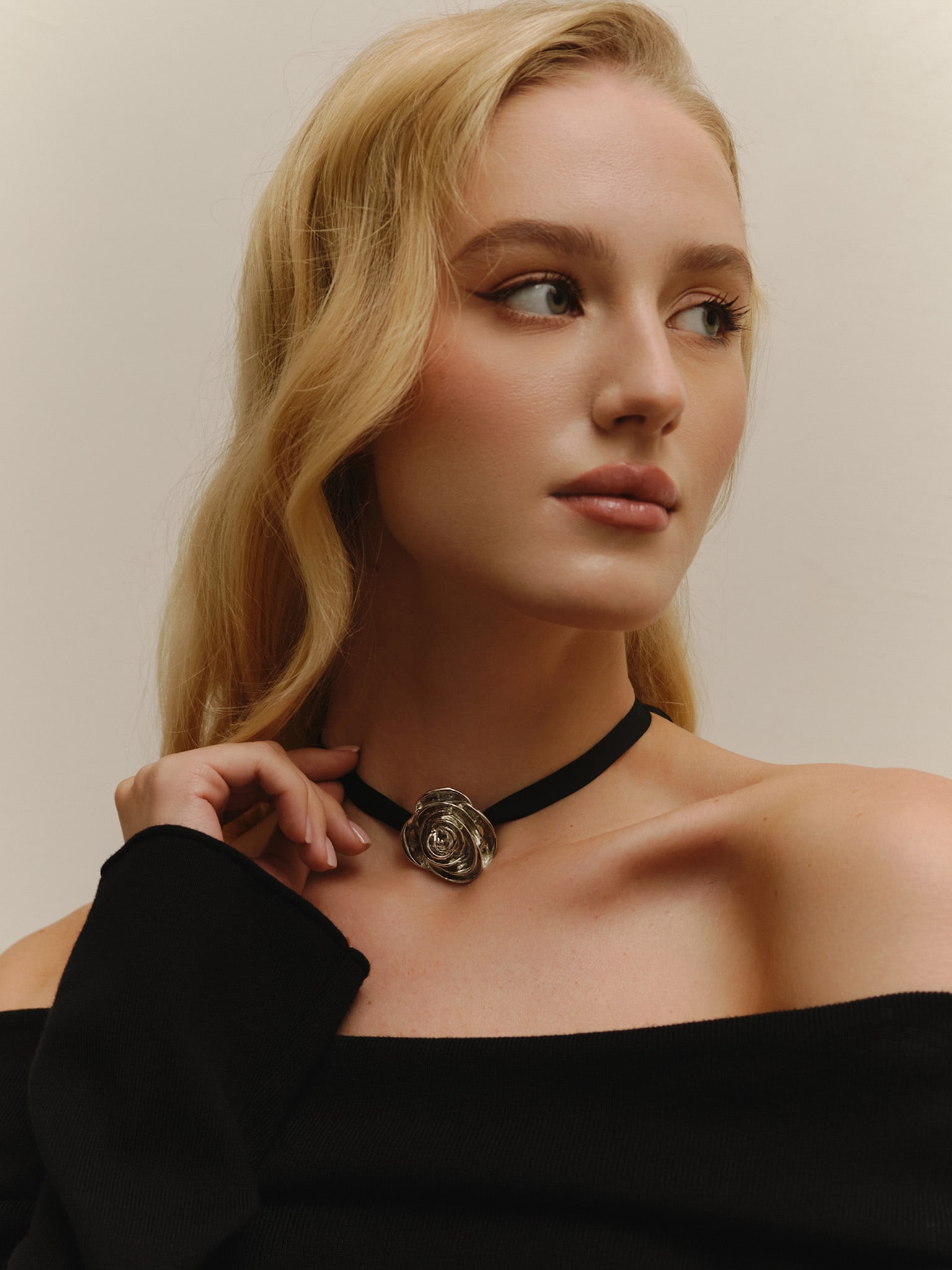 Ribbon choker with metal flower