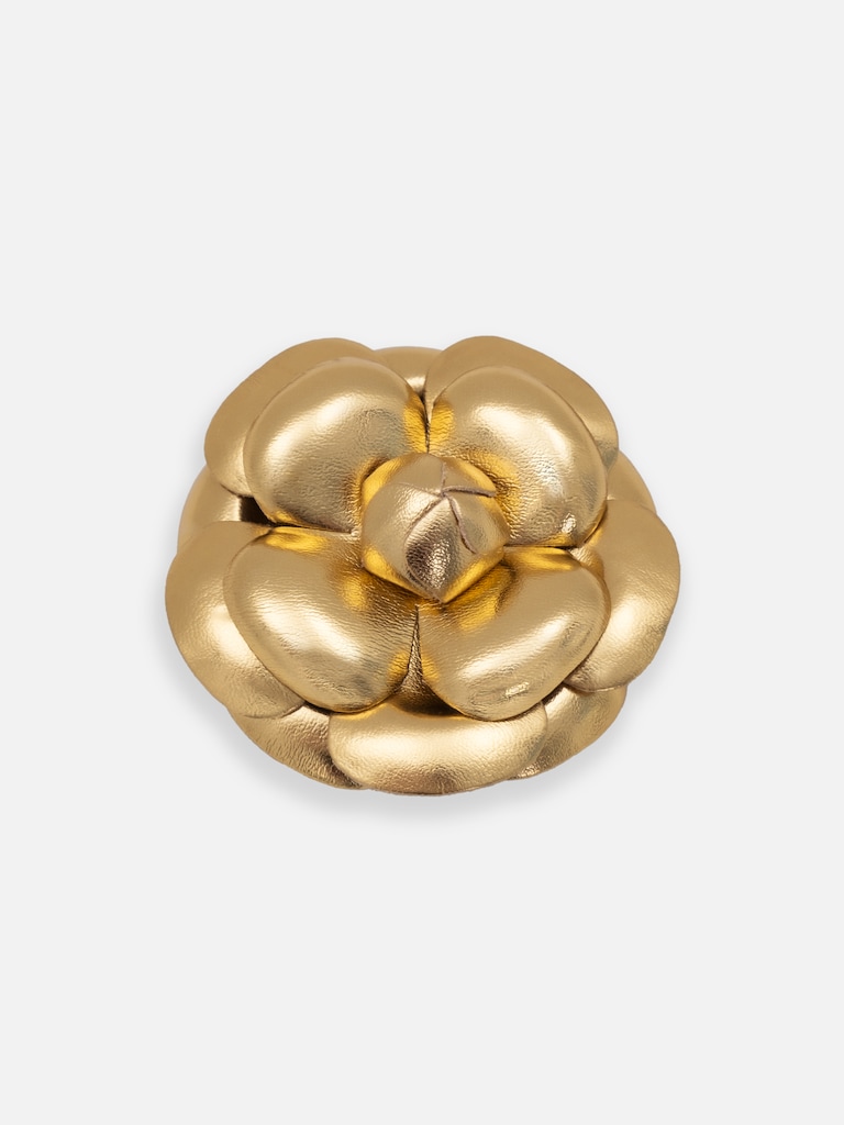 Брошь в виде цветка из кожи