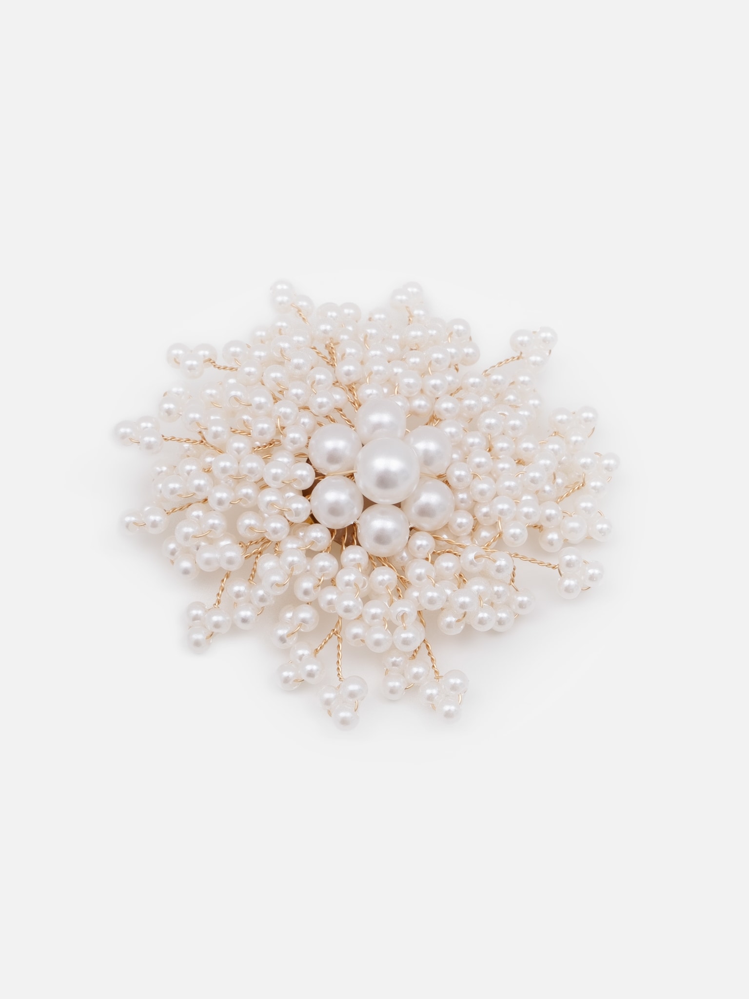 Flower brooch made of pearls :: LICHI - Online fashion store