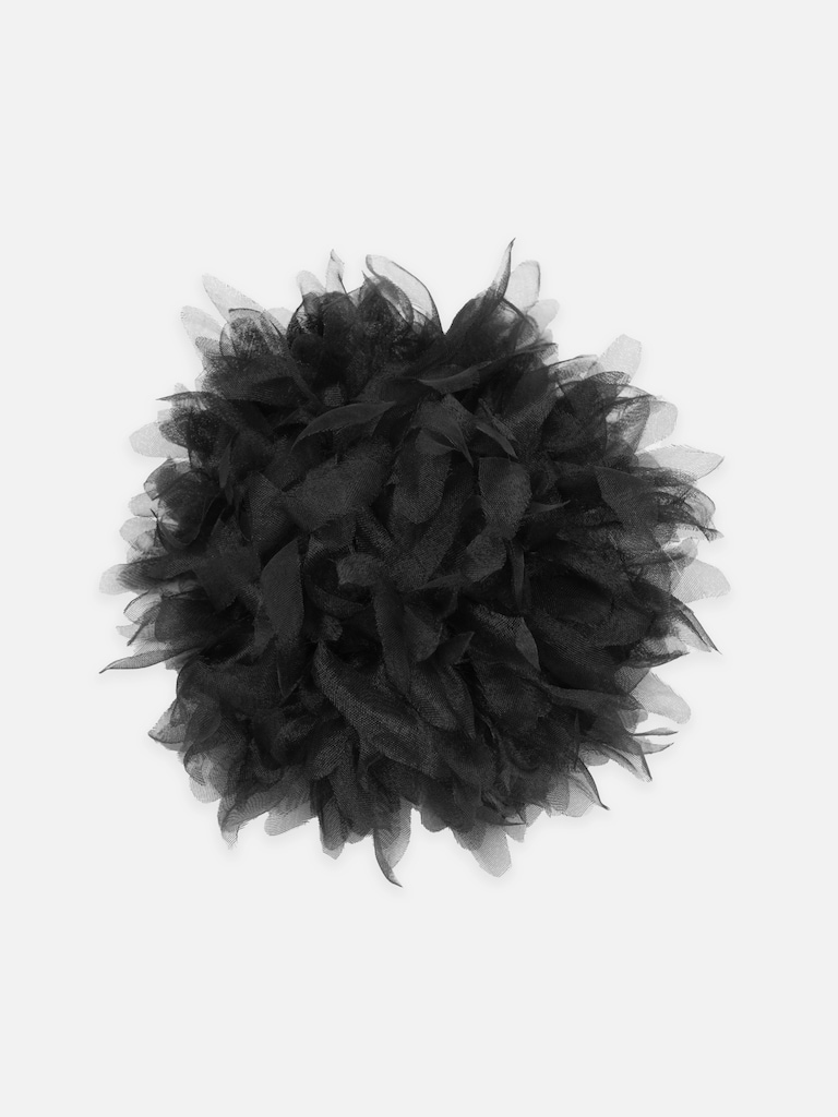 Брошь в виде цветка из гипюра