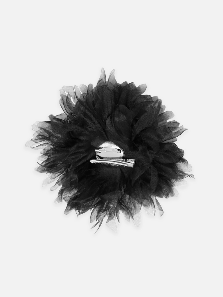 Брошь в виде цветка из гипюра