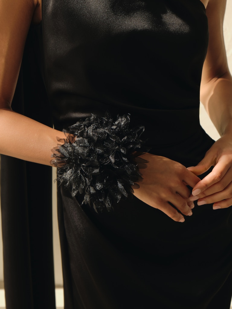 Брошь в виде цветка из гипюра