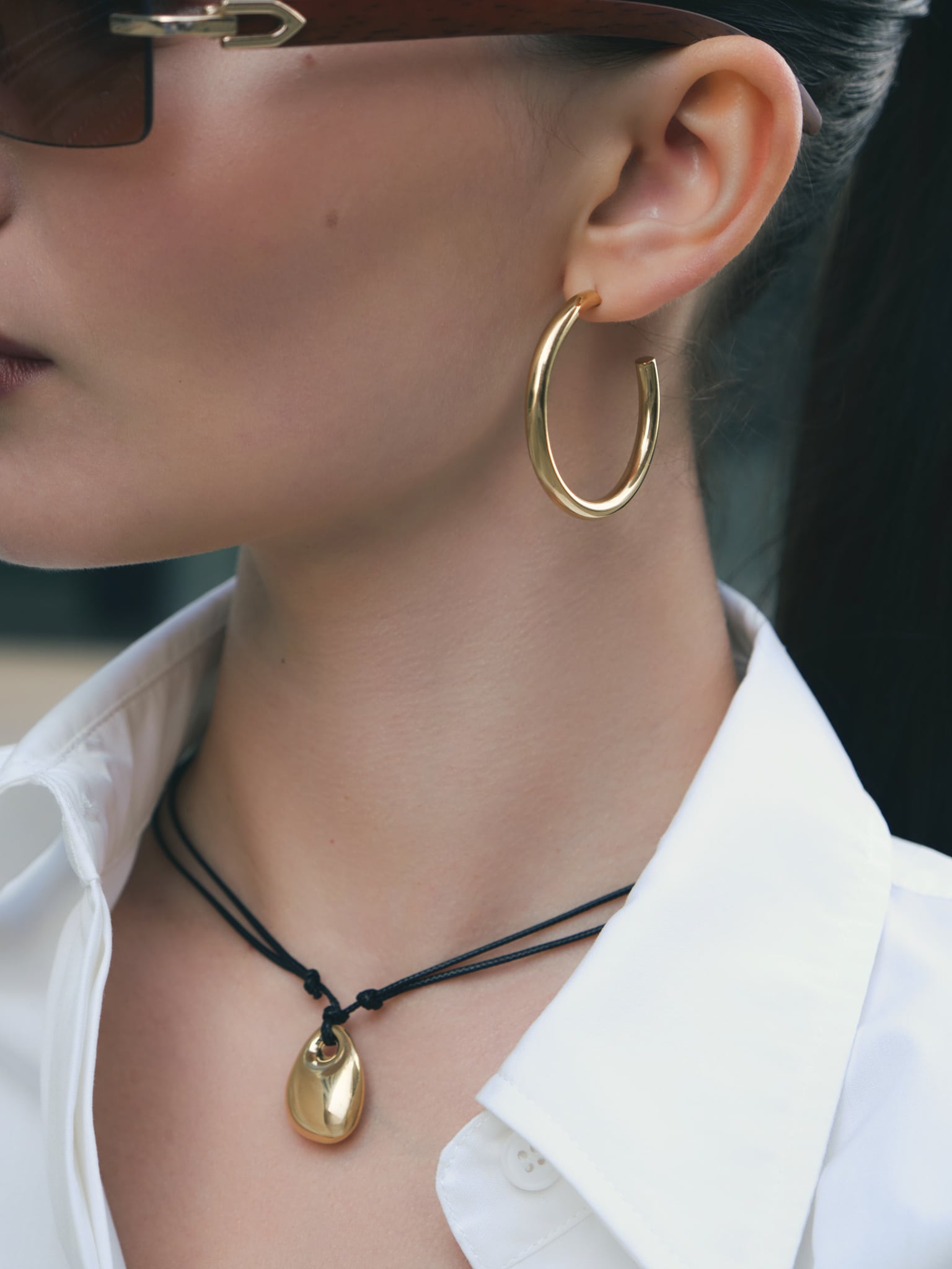 Колье-шнурок с каплевидной подвеской