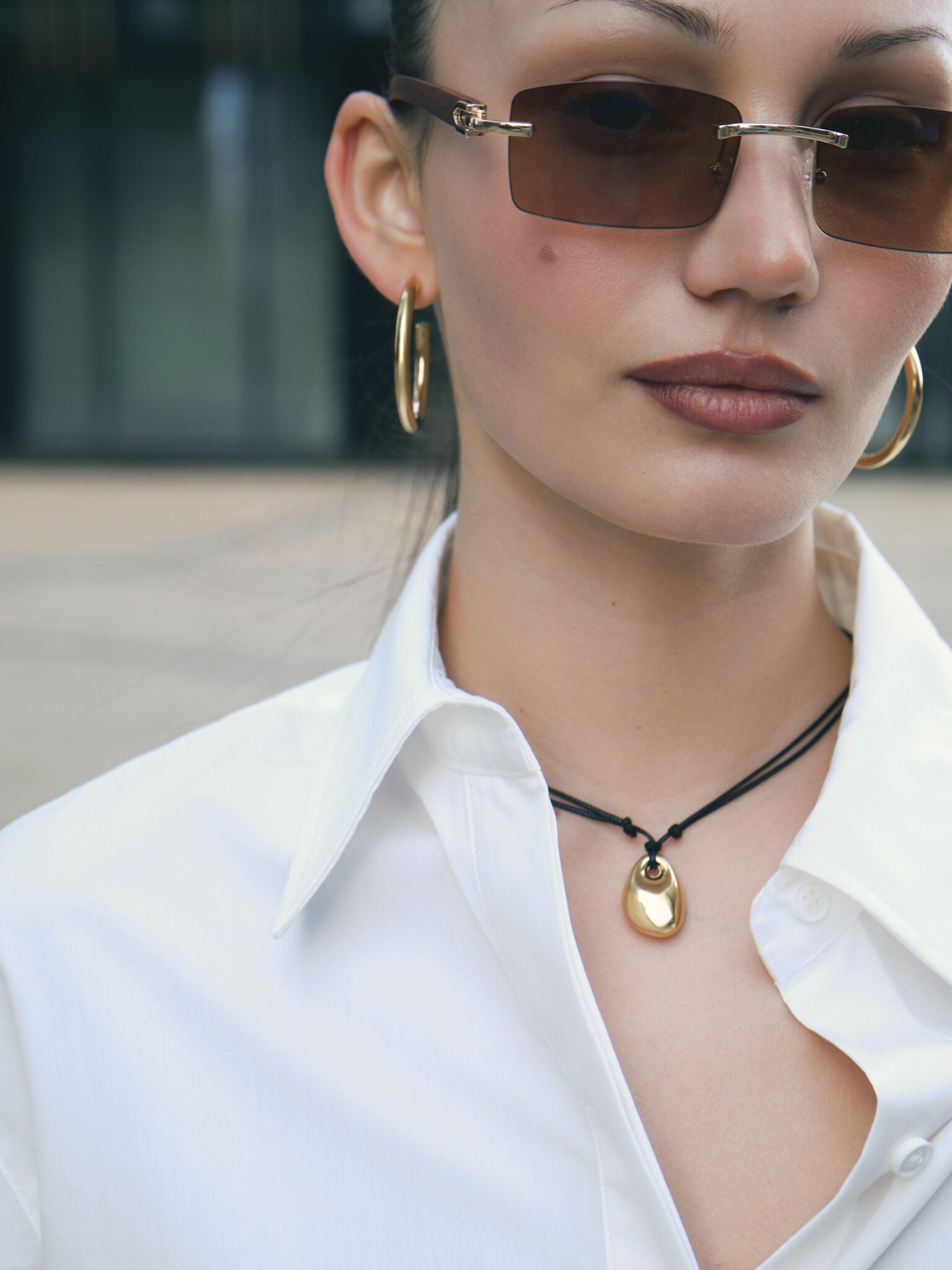 Колье-шнурок с каплевидной подвеской