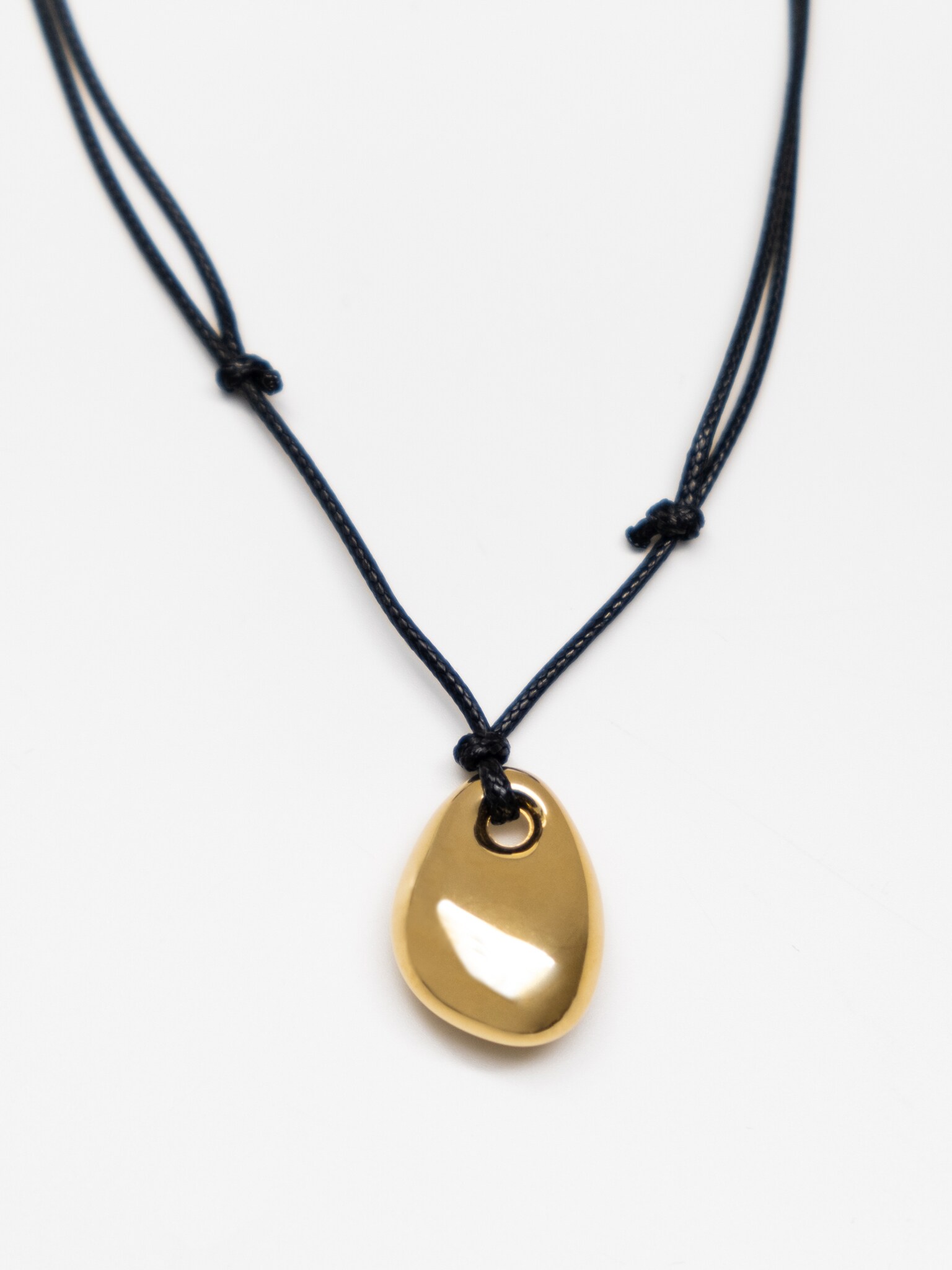 Колье-шнурок с каплевидной подвеской
