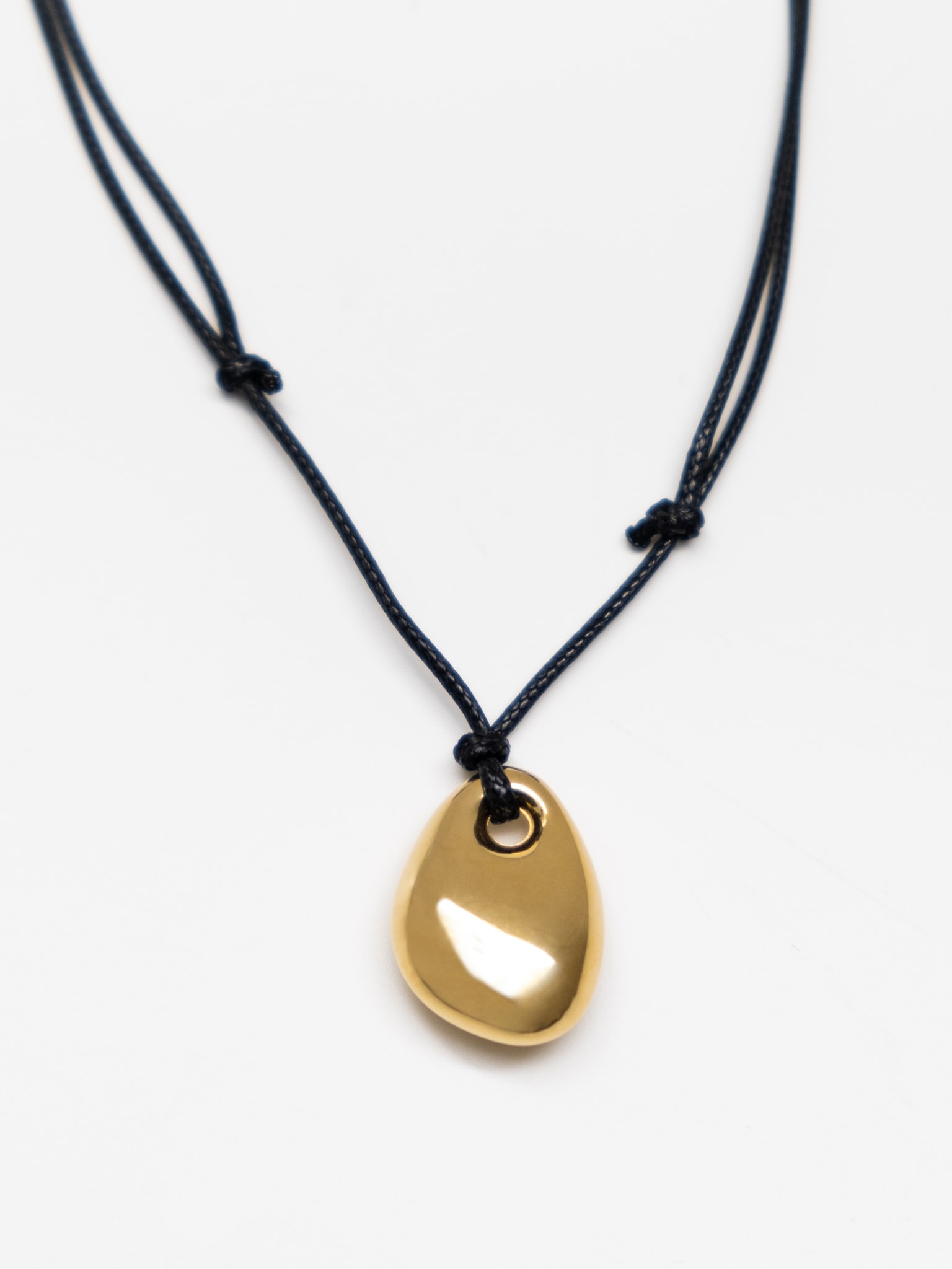 Колье-шнурок с каплевидной подвеской