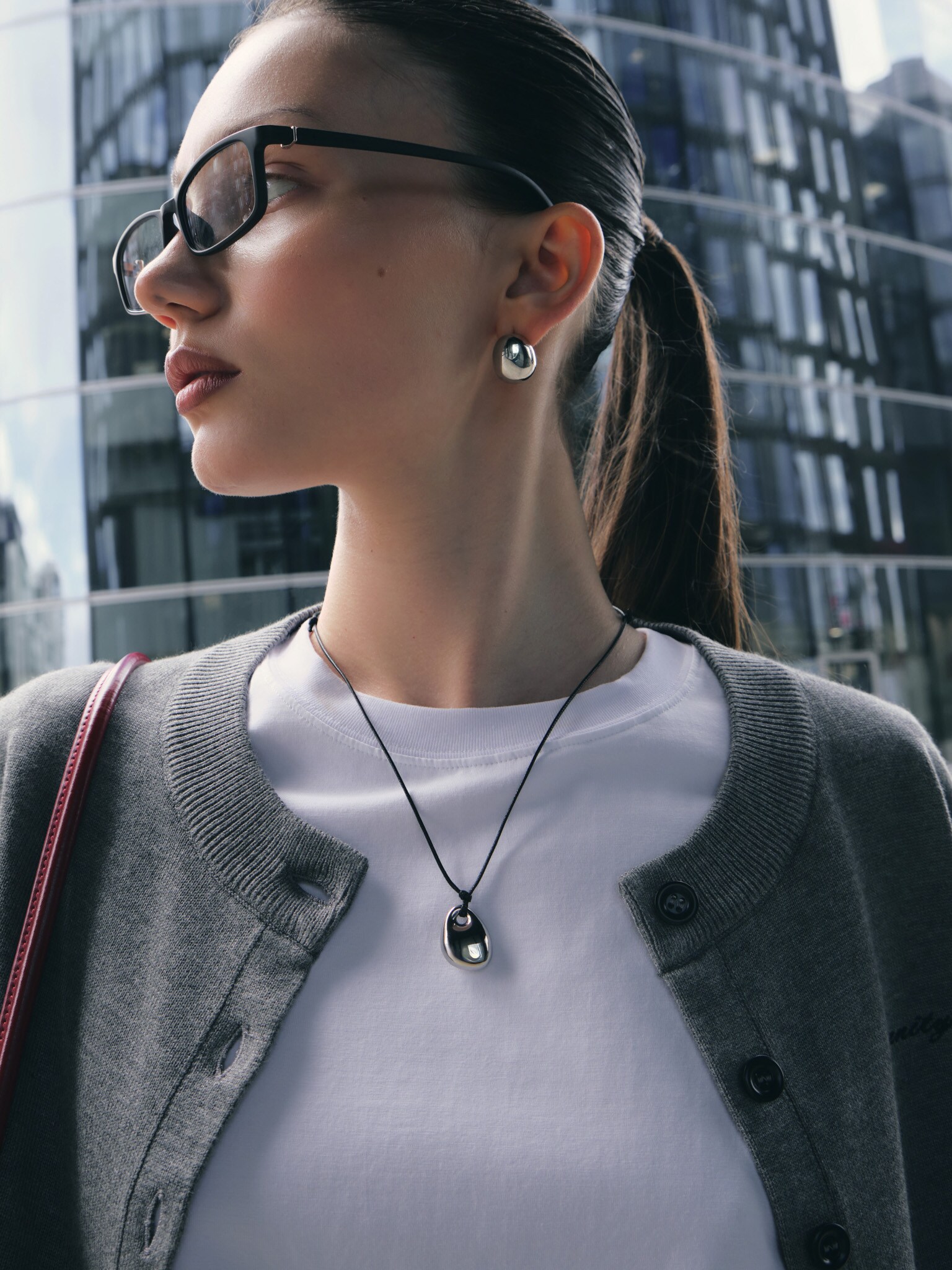 Колье-шнурок с каплевидной подвеской