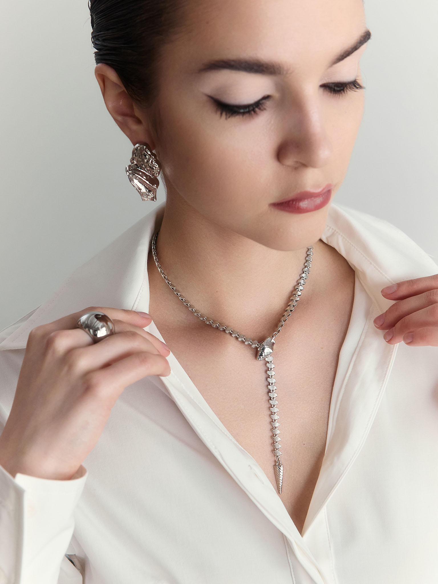 Колье в виде змеи из мелких блоков