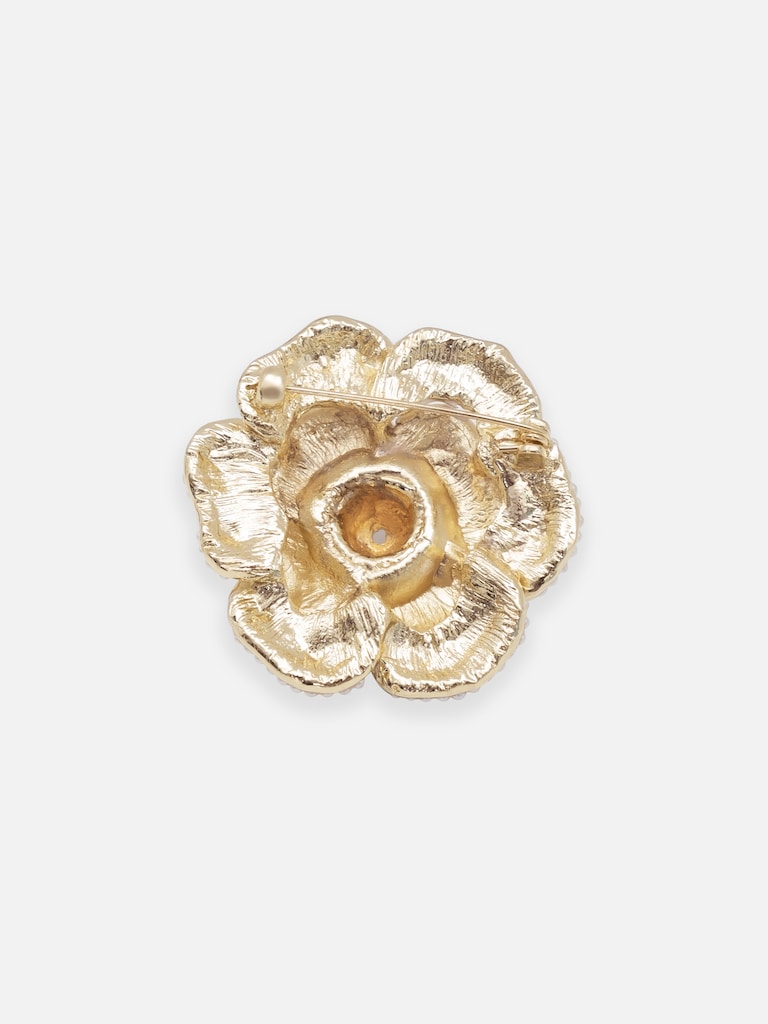 Металлическая брошь с жемчужным декором