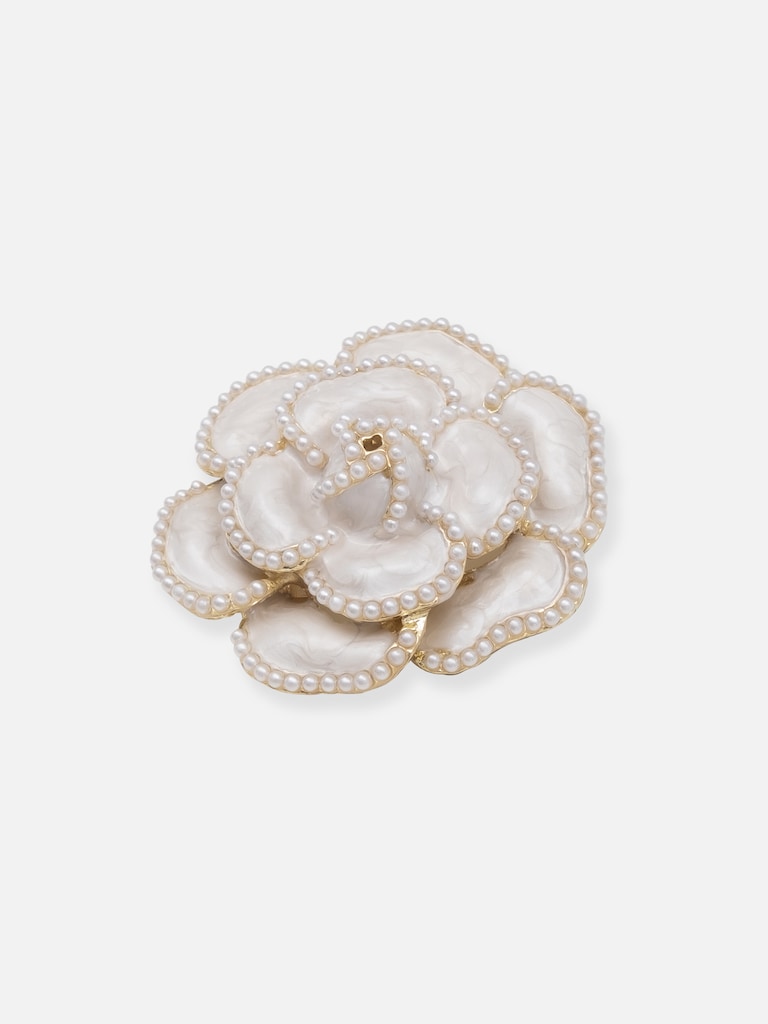 Металлическая брошь с жемчужным декором