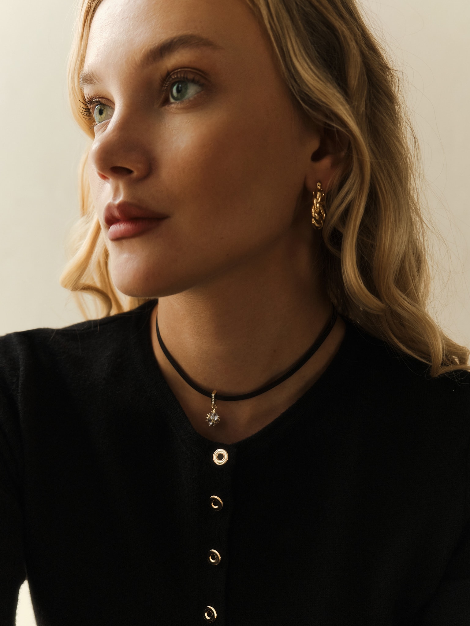 Колье-чокер с подвеской из страз