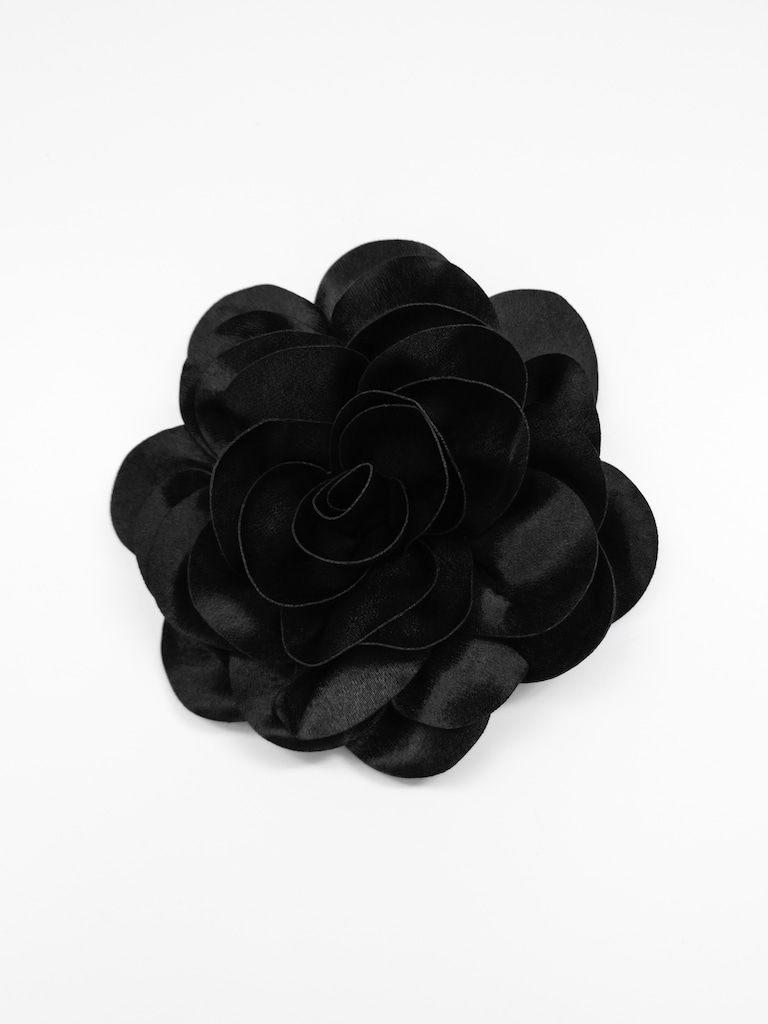 Брошь в виде атласного цветка