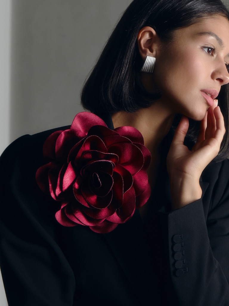 Брошь в виде атласного цветка