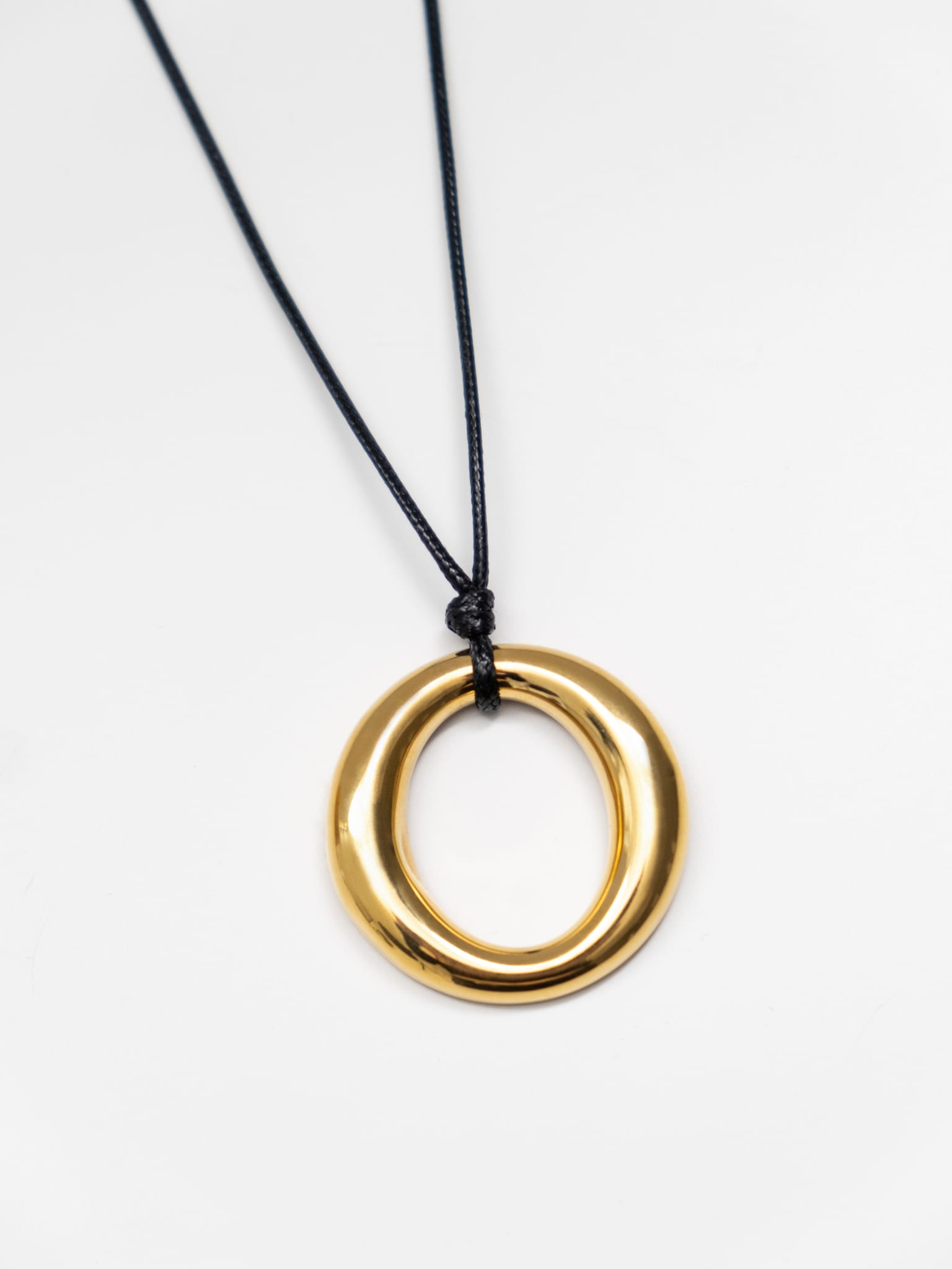 Колье-шнурок с подвеской в виде кольца