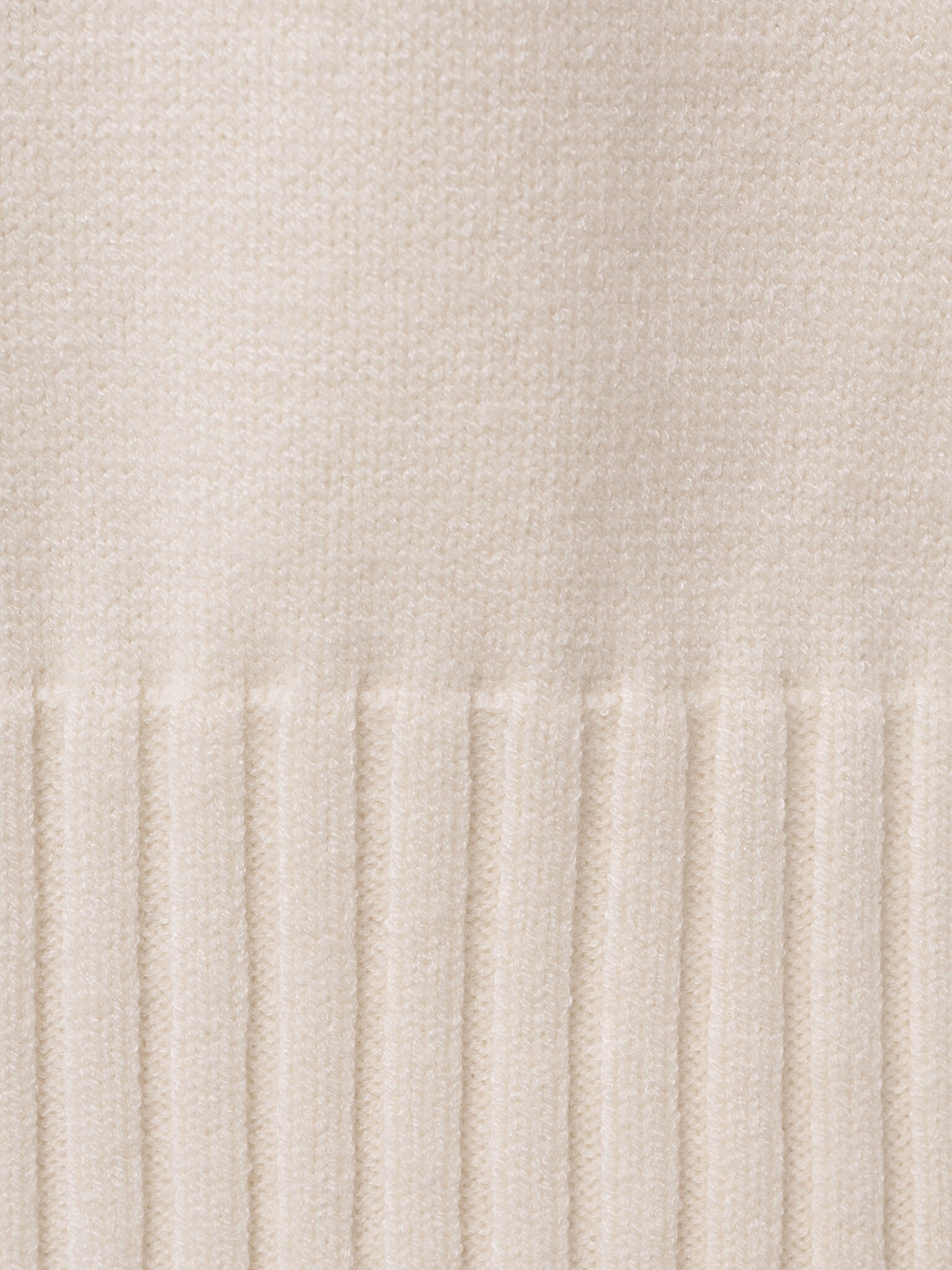 Loose jumper with V-neckline