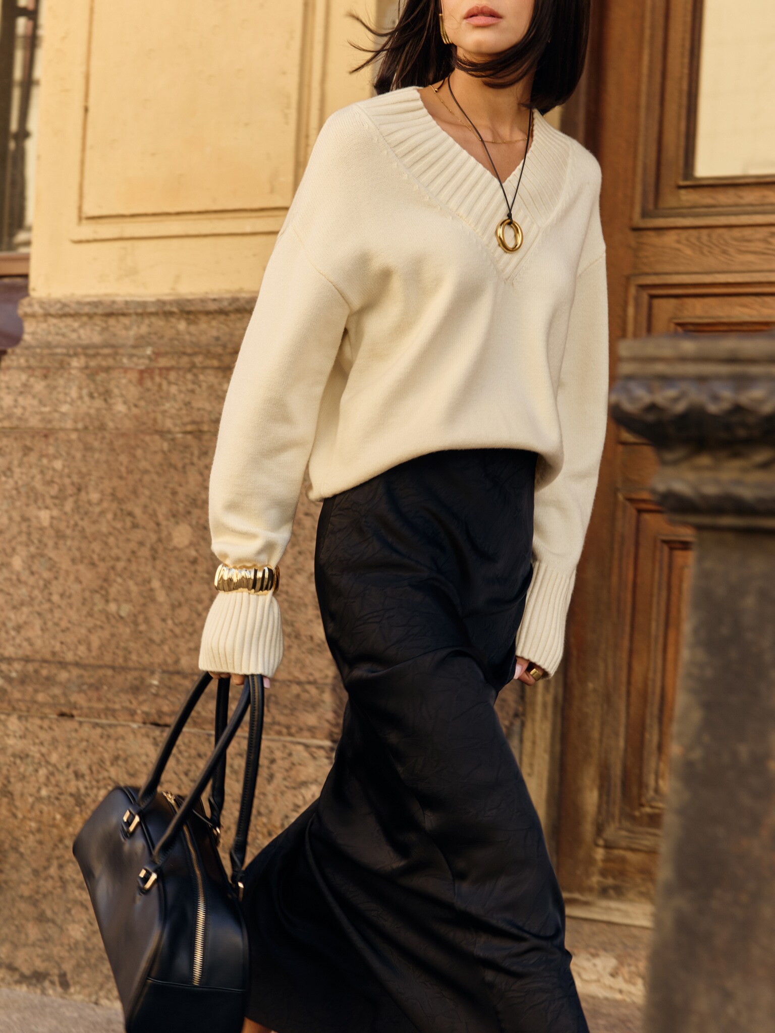 Loose jumper with V-neckline